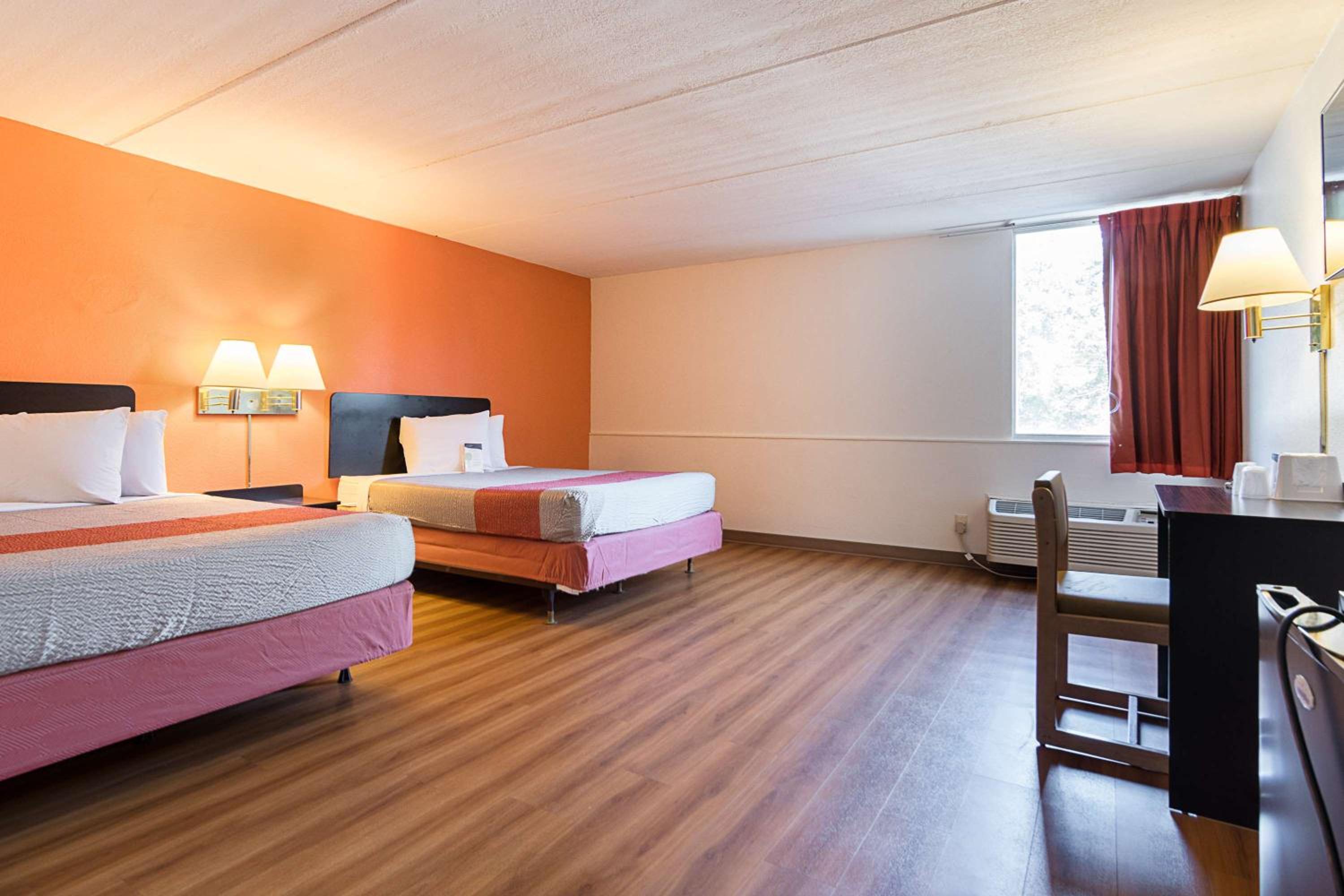 Deluxe Queen Room with Two Queen Beds - Non-Smoking - Photo 5