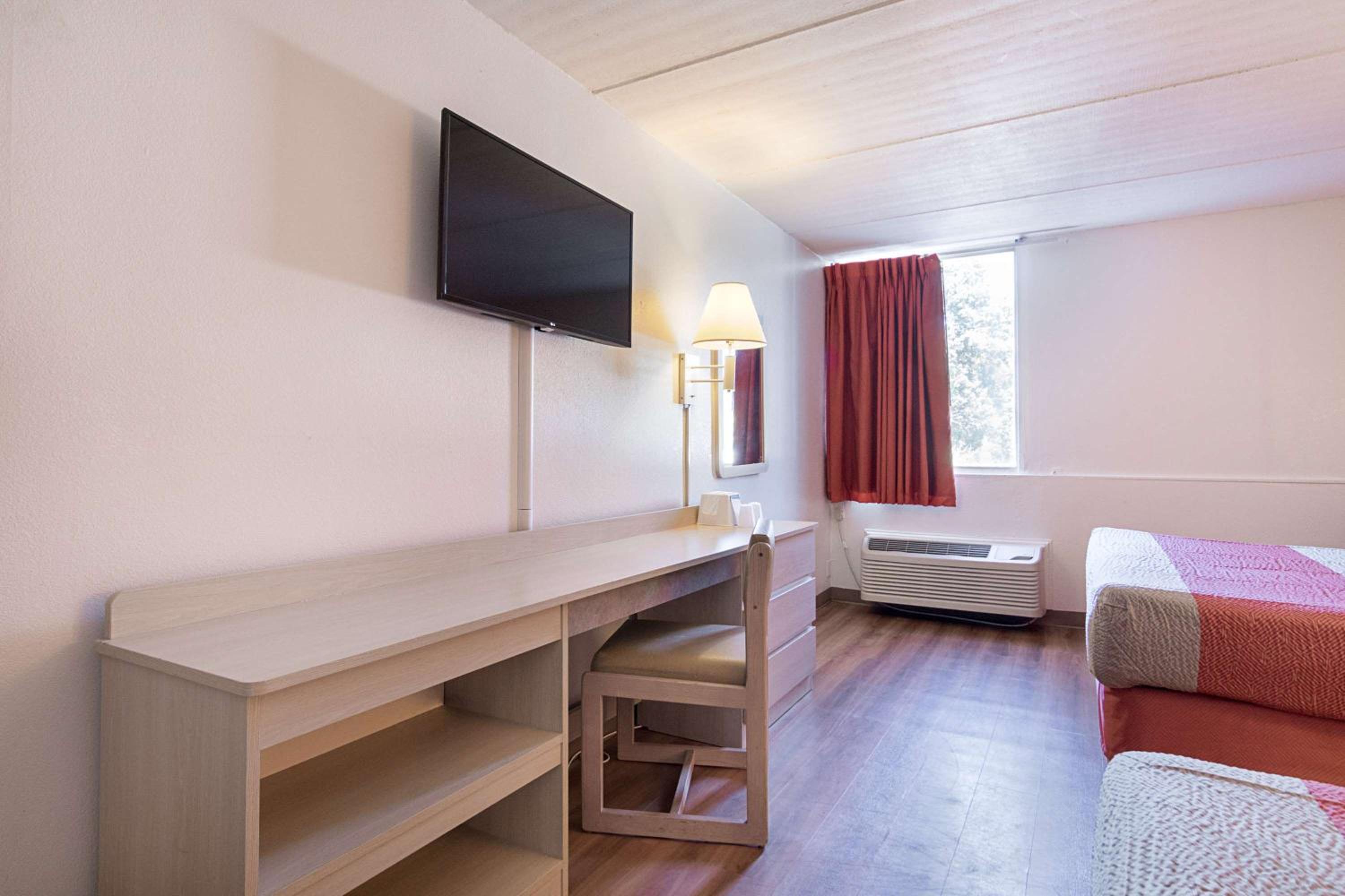 Deluxe Queen Room with Two Queen Beds - Non-Smoking - Photo 6