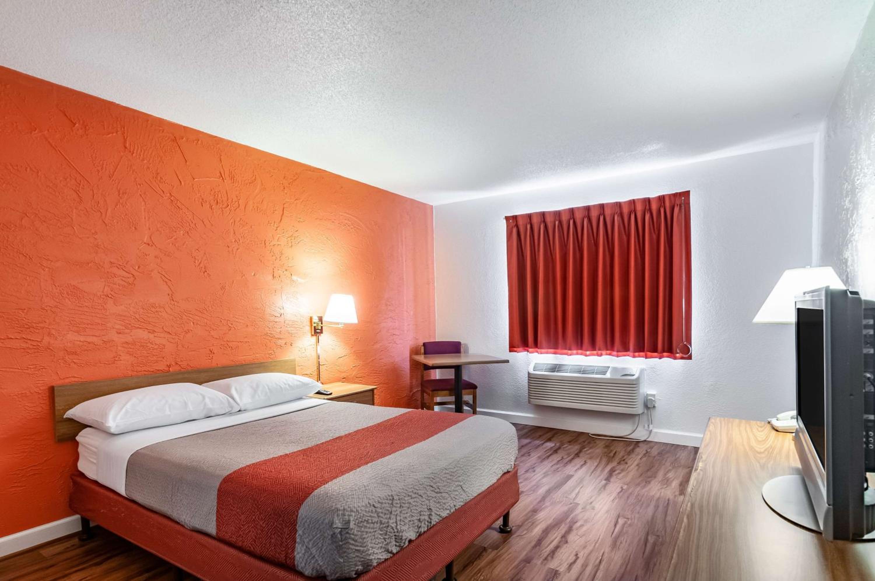 Deluxe Queen Room - Non-Smoking - Photo 2