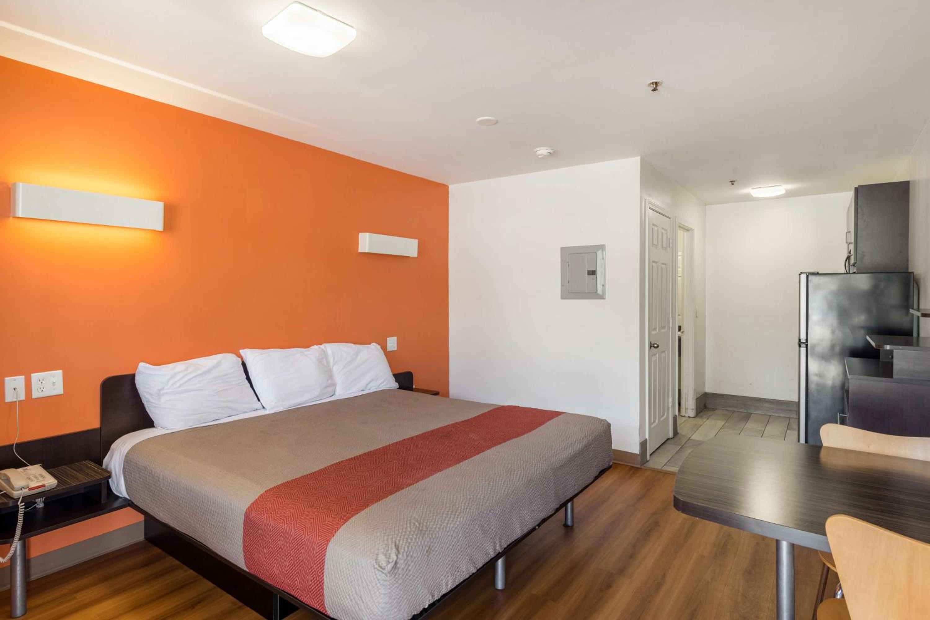 Deluxe King Room - Non-Smoking - Photo 4