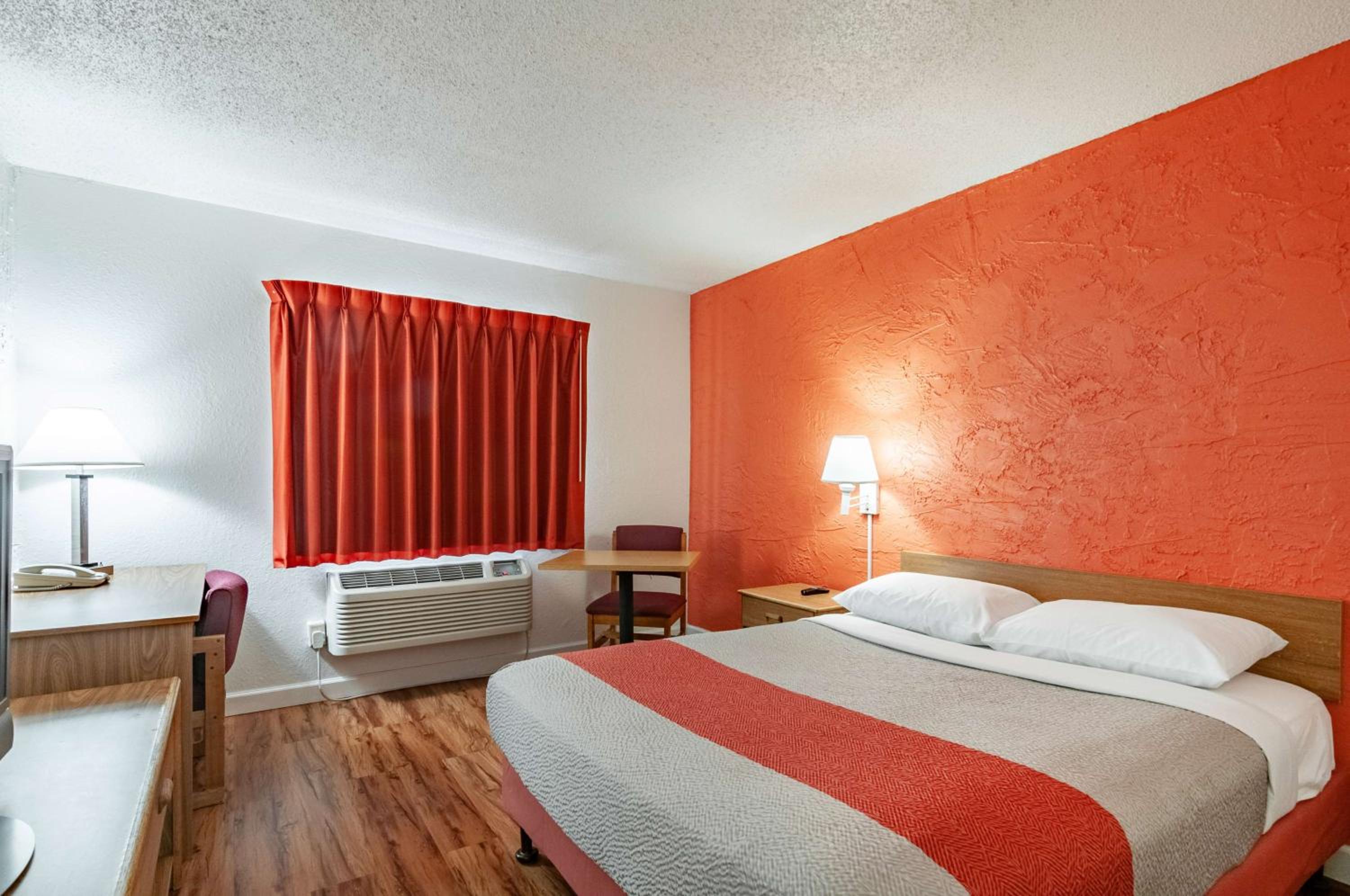 King Room - Non-Smoking - Photo 6
