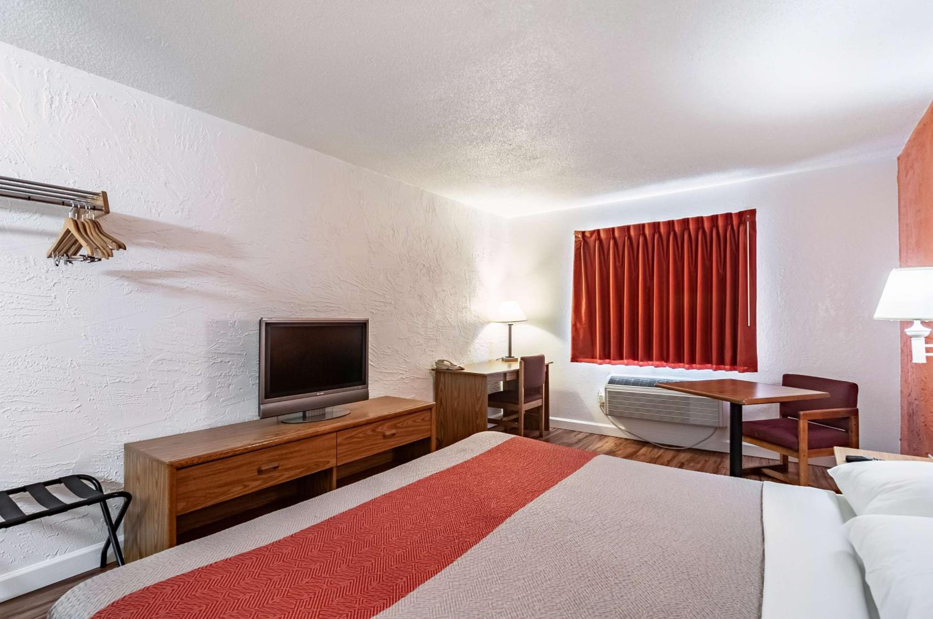 Deluxe Queen Room - Non-Smoking - Photo 4