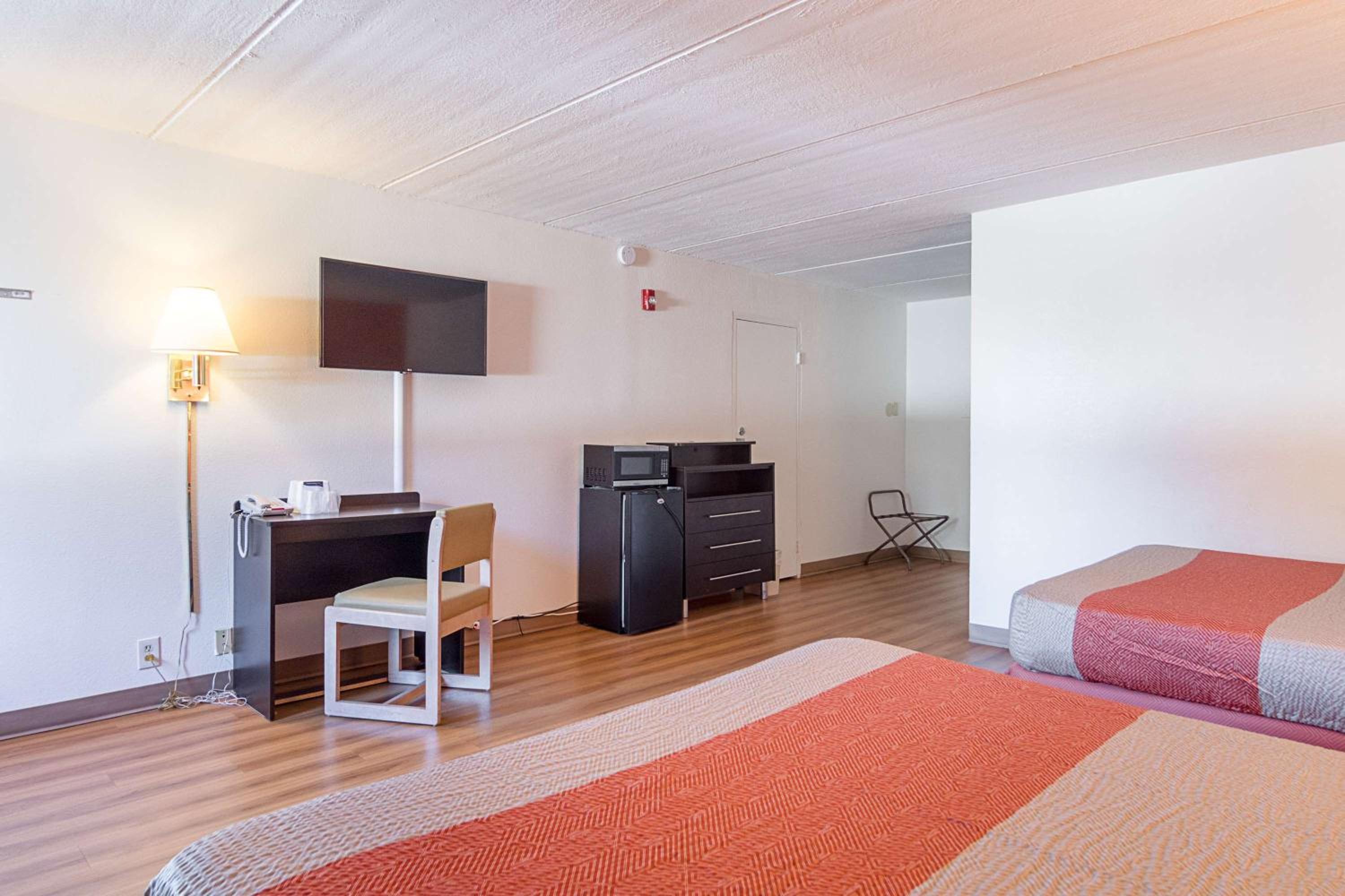 Deluxe Queen Room with Two Queen Beds - Non-Smoking - Photo 7