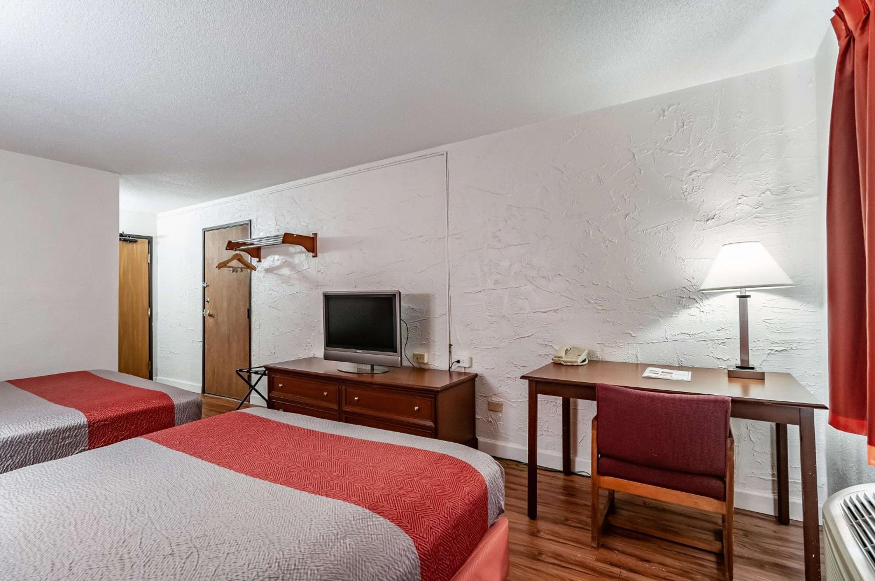 Queen Room with Two Queen Beds - Non-Smoking - Photo 1
