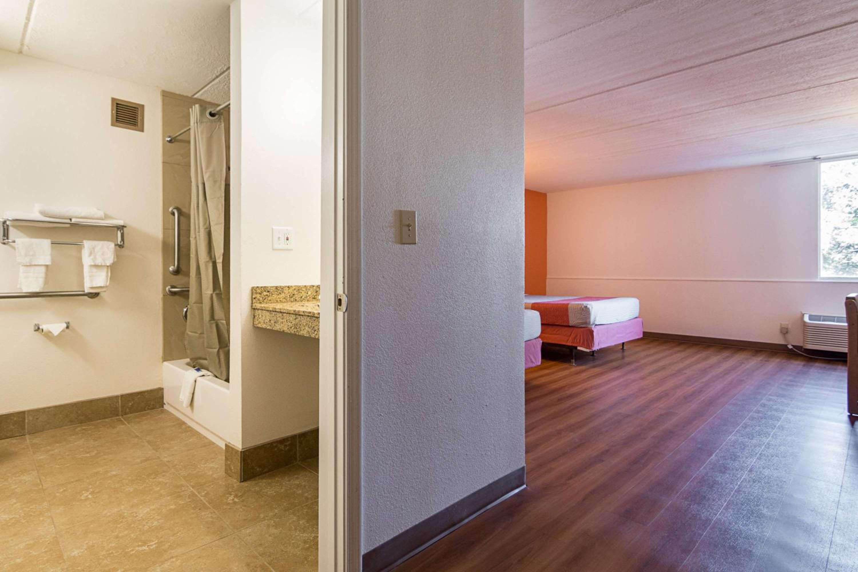 Deluxe Queen Room with Two Queen Beds - Non-Smoking - Photo 2