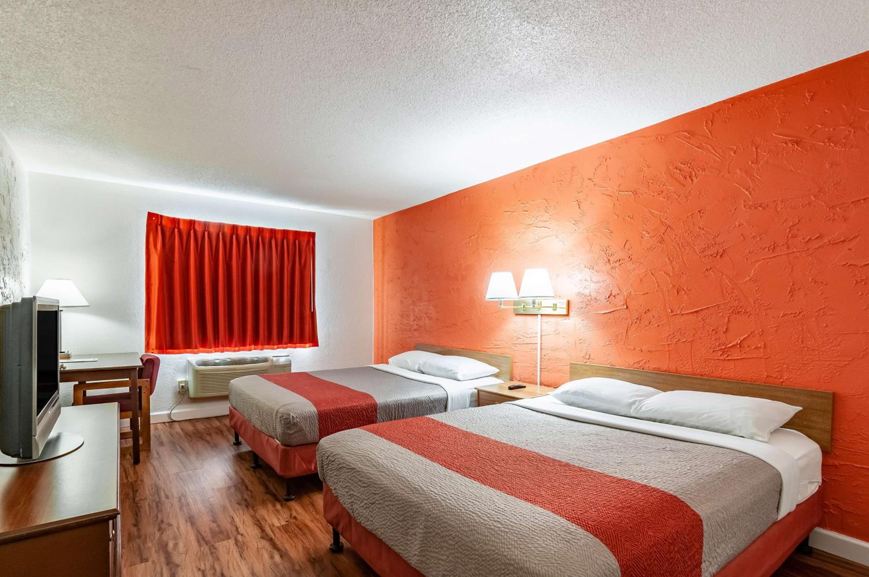 Queen Room with Two Queen Beds - Non-Smoking - Photo 2