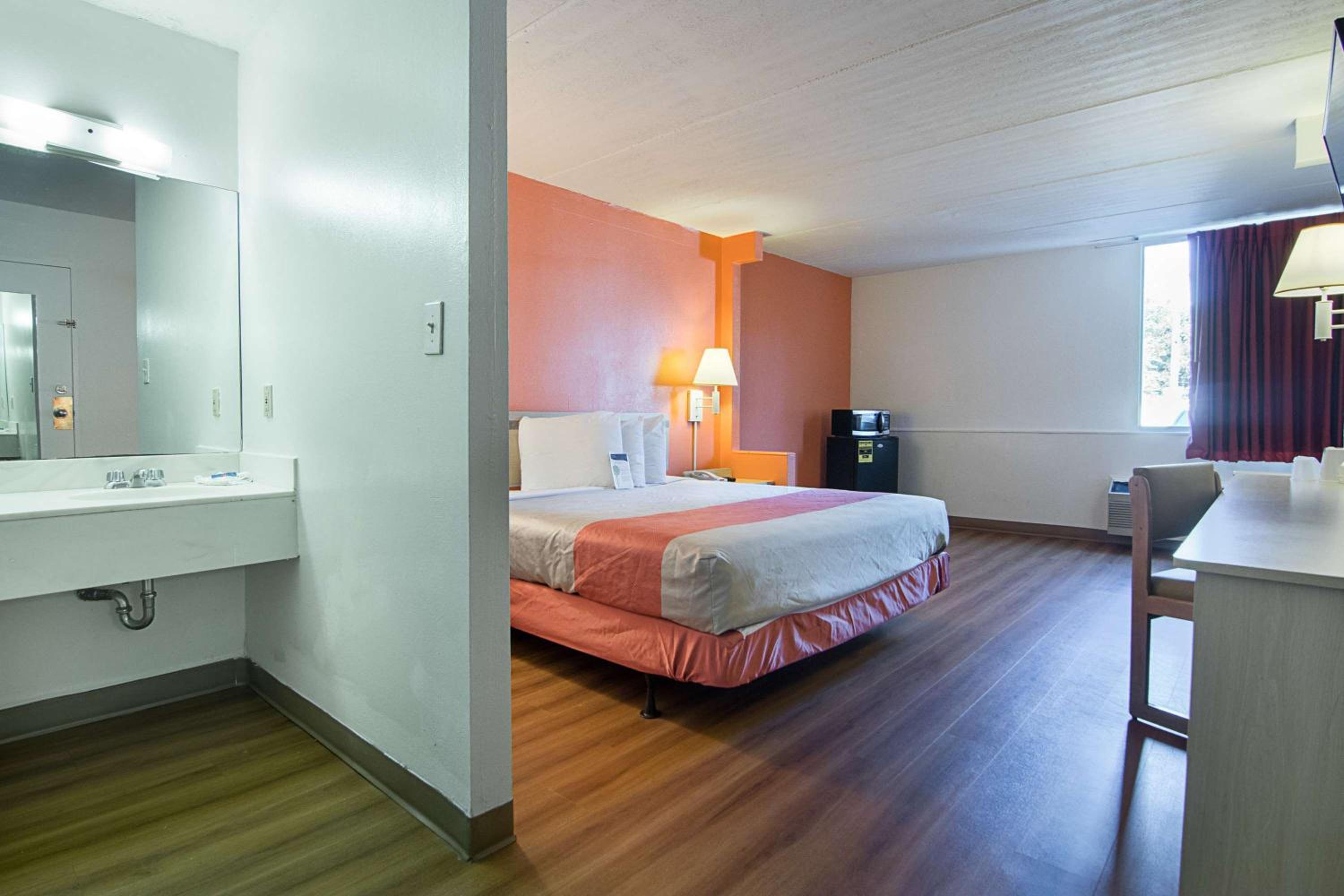 Deluxe King Room - Non-Smoking - Photo 1