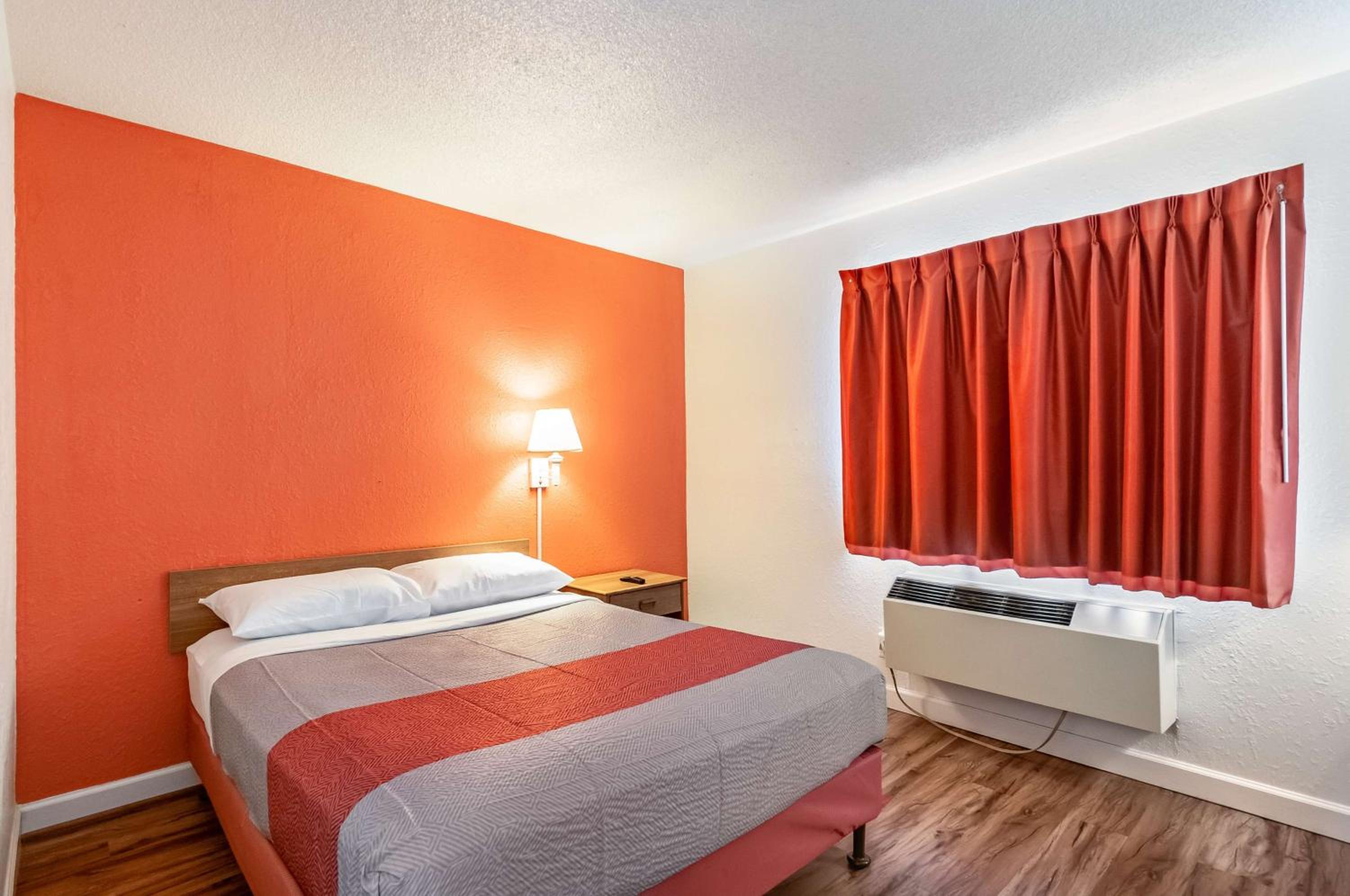 Queen Room - Disability Access - Non-Smoking - Photo 1