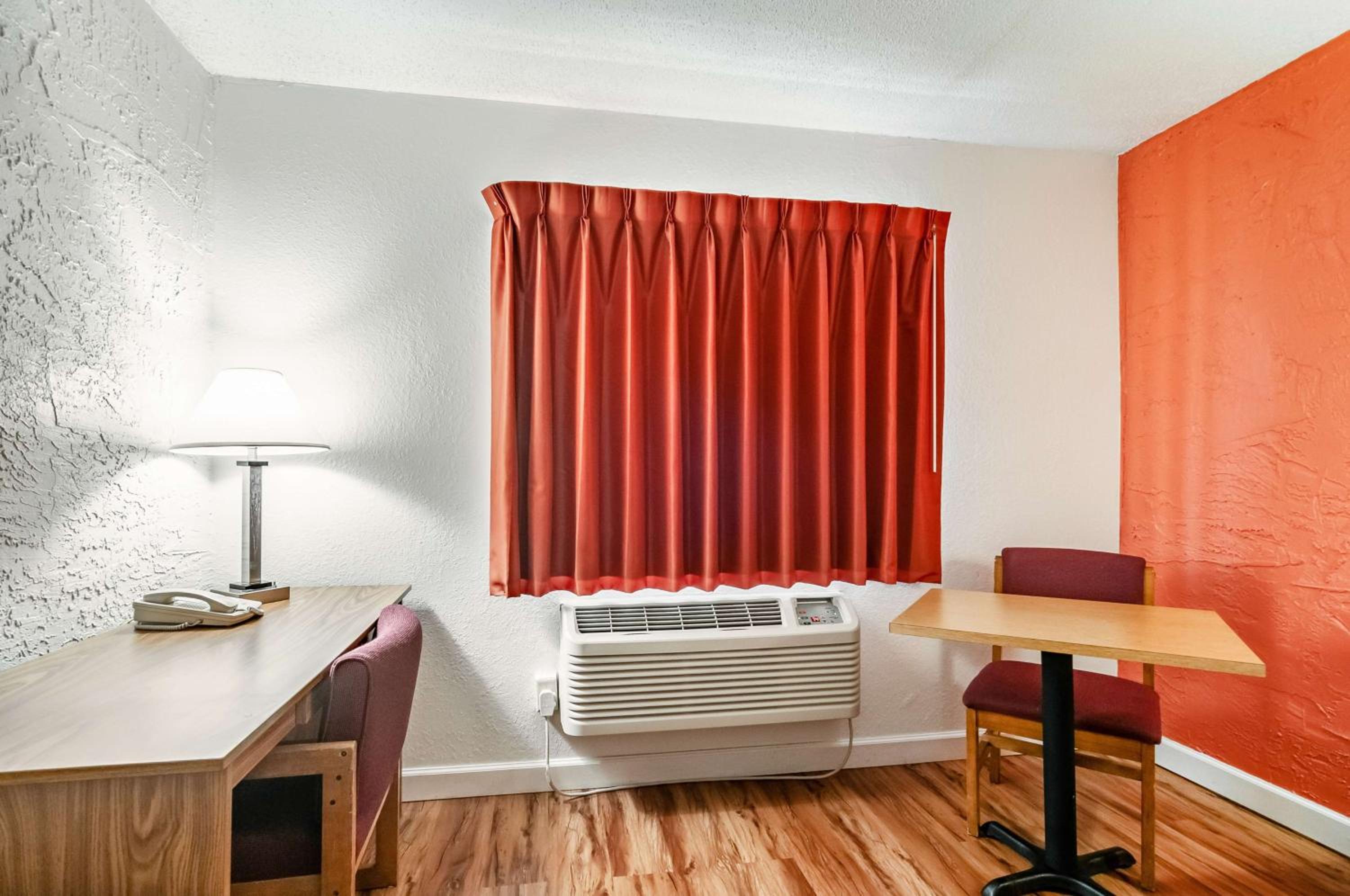 Queen Room - Non-Smoking - Photo 4