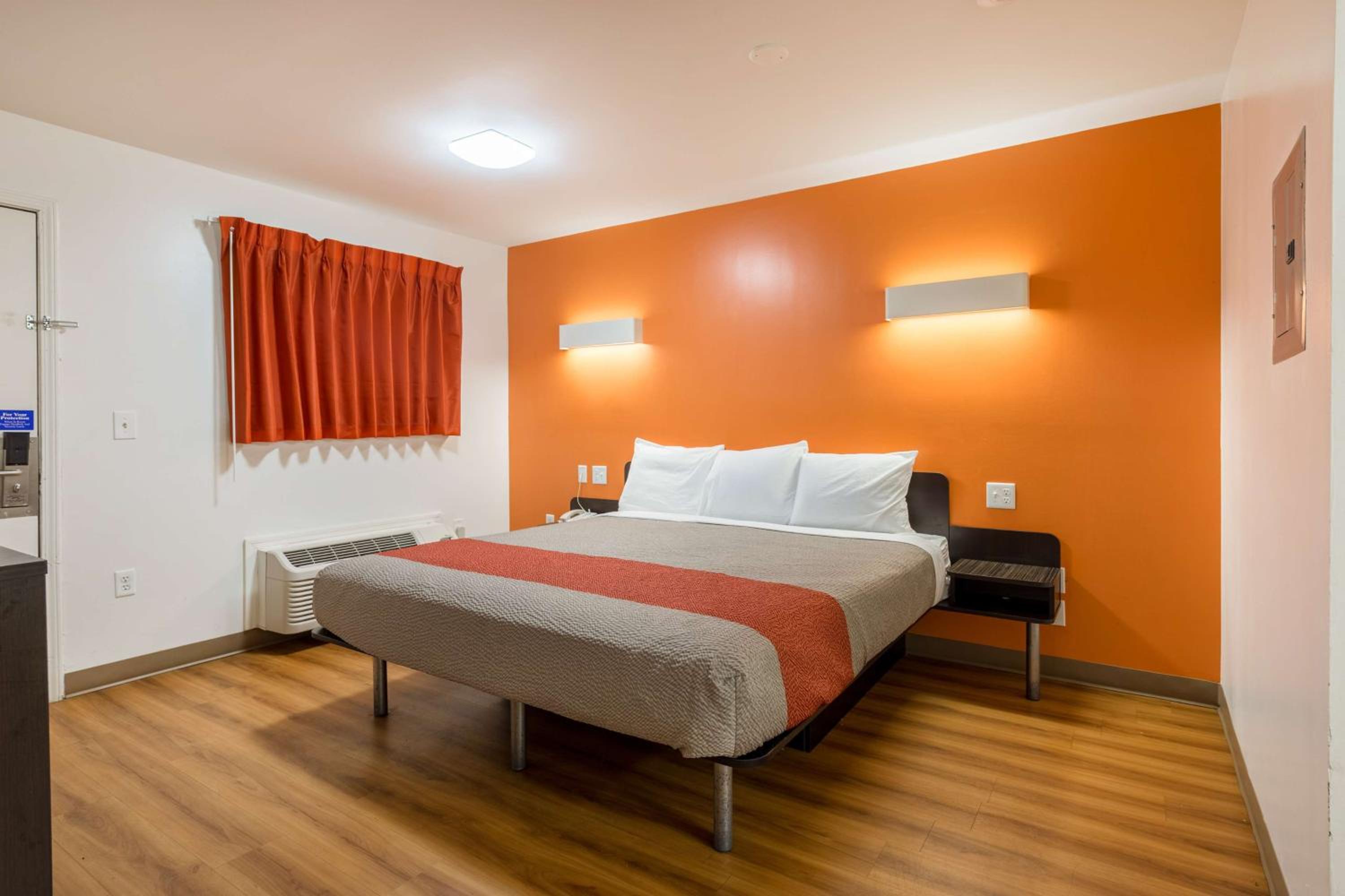 Deluxe King Room - Non-Smoking - Photo 3