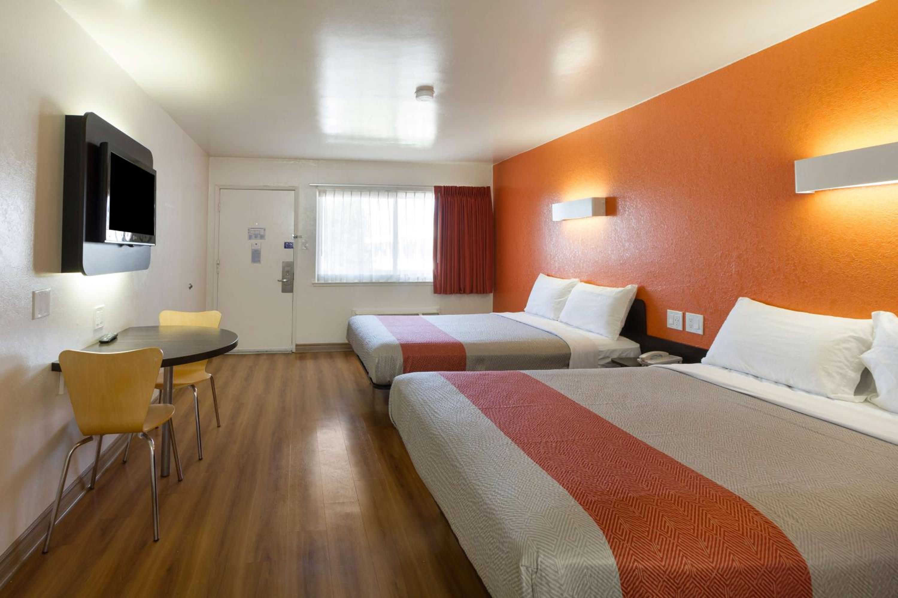 Queen Room with Two Queen Beds - Smoking photo 3