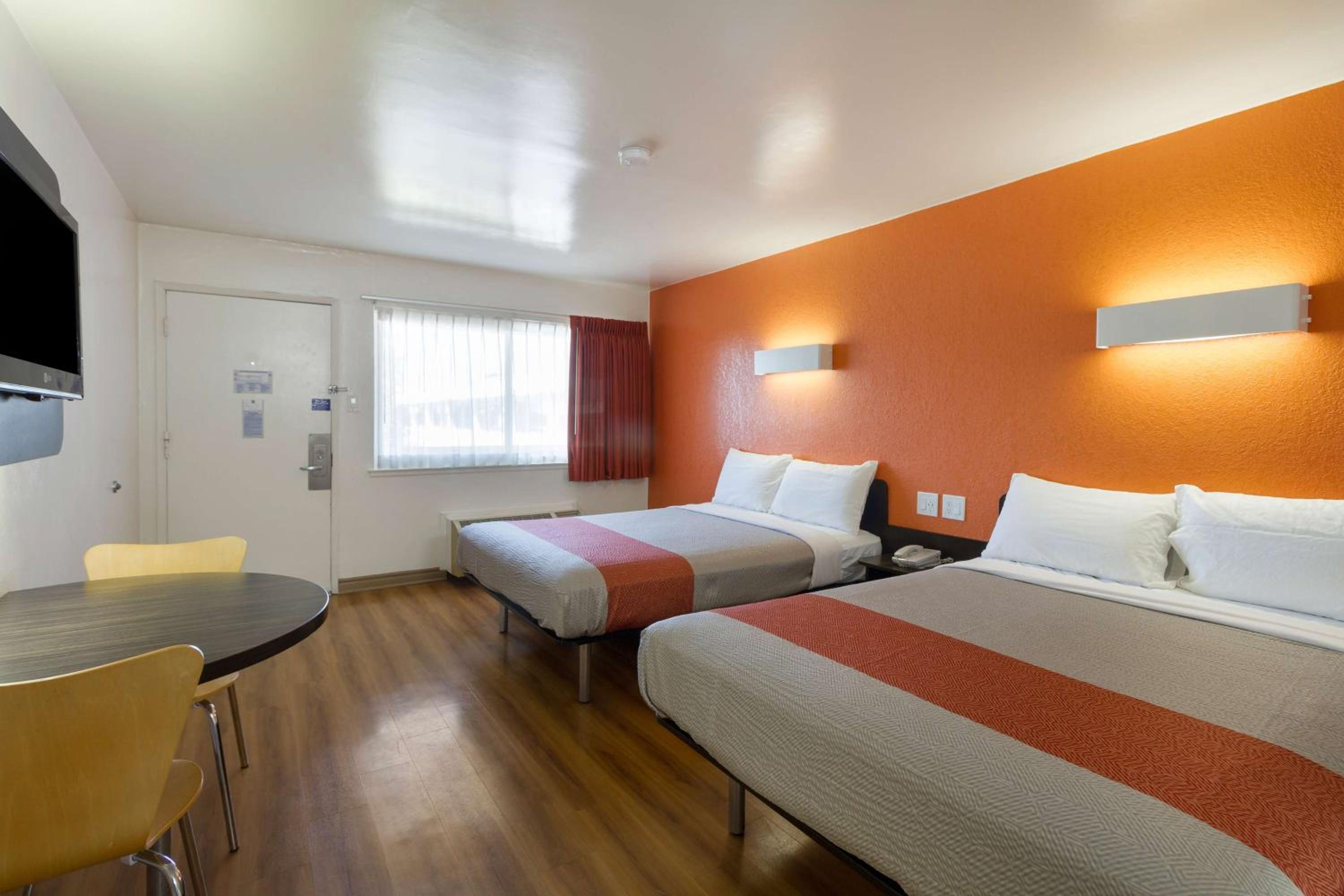 Queen Room with Two Queen Beds - Non-Smoking photo 2