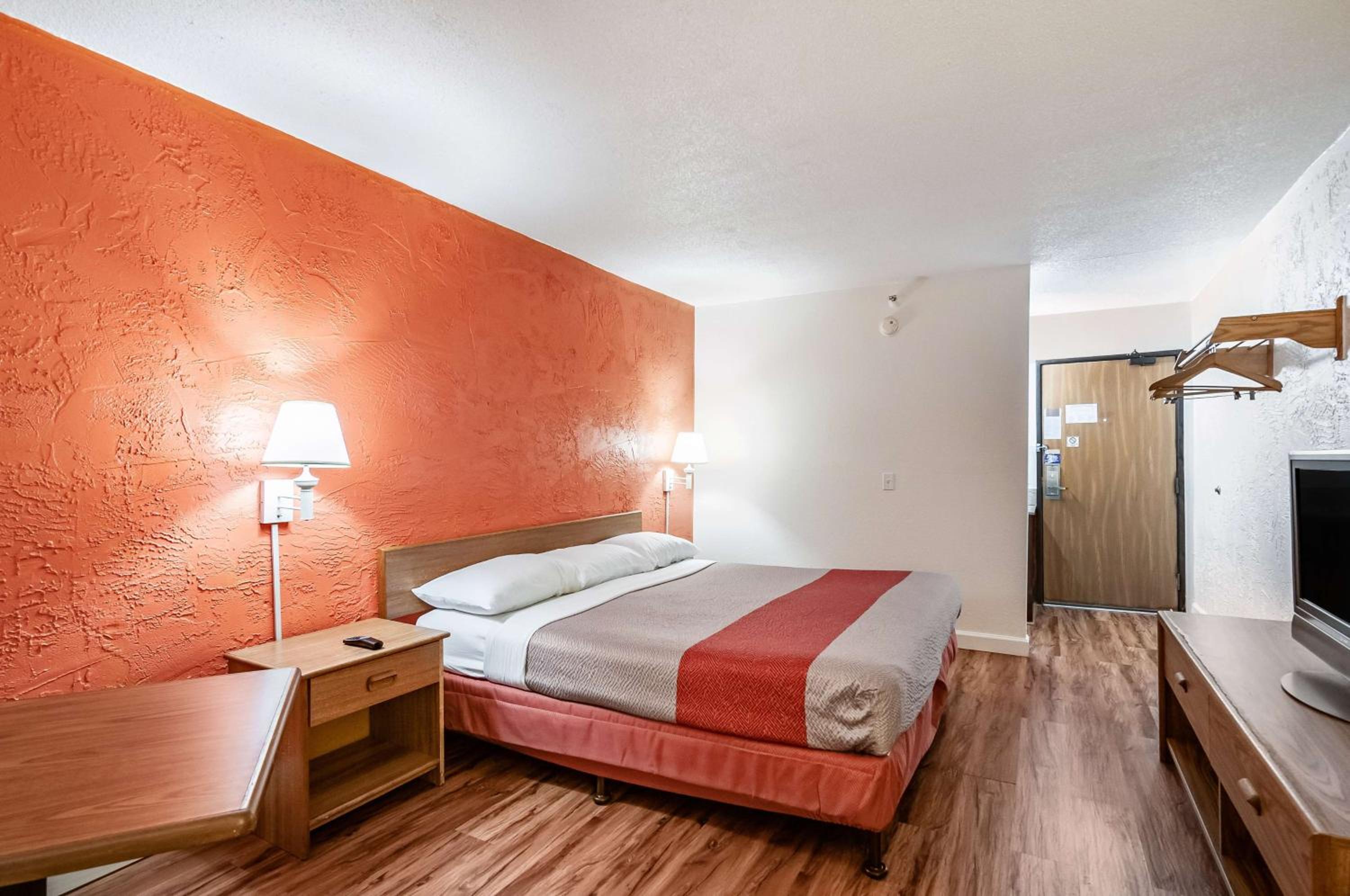 King Room - Non-Smoking - Photo 3