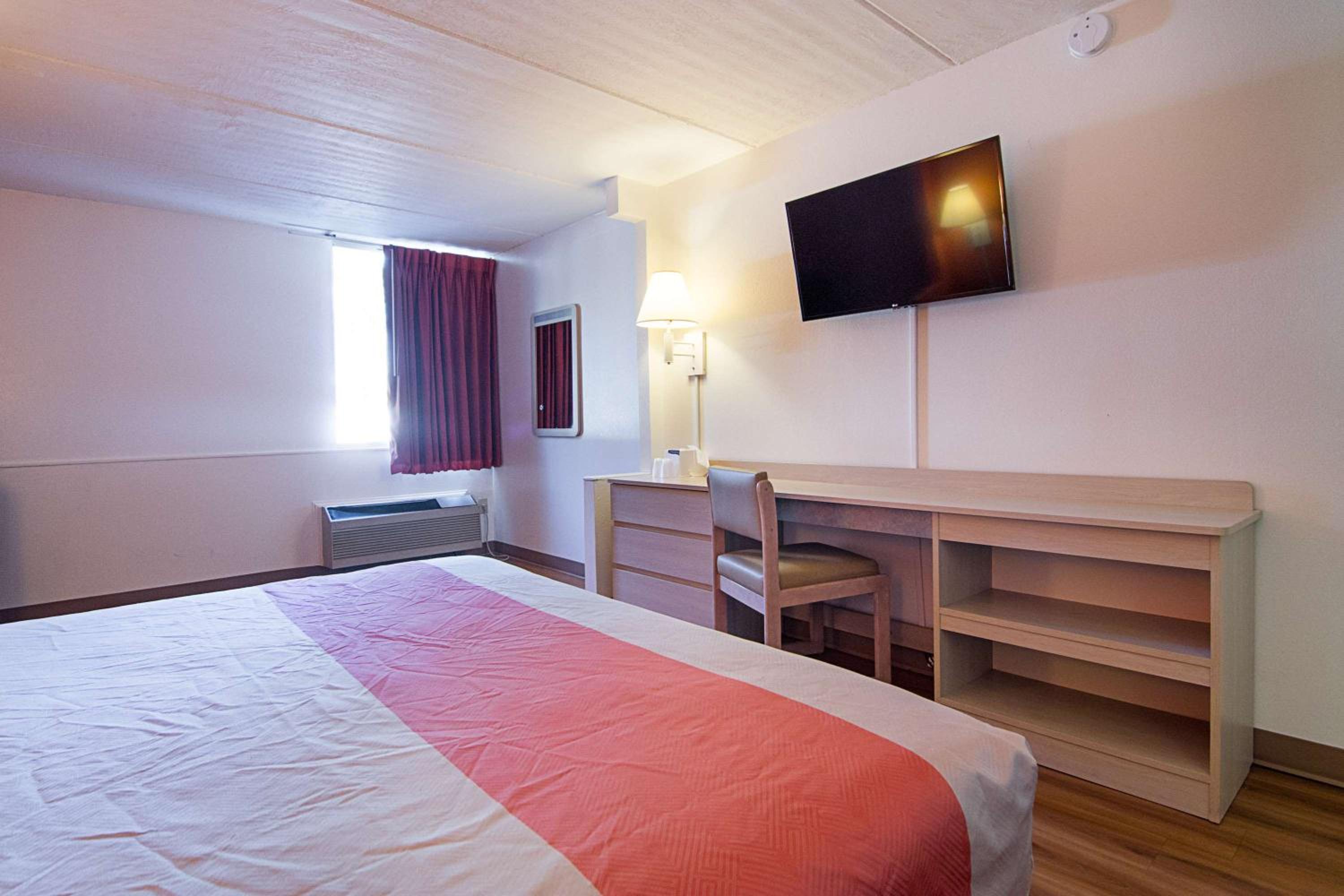 Deluxe King Room - Non-Smoking - Photo 4
