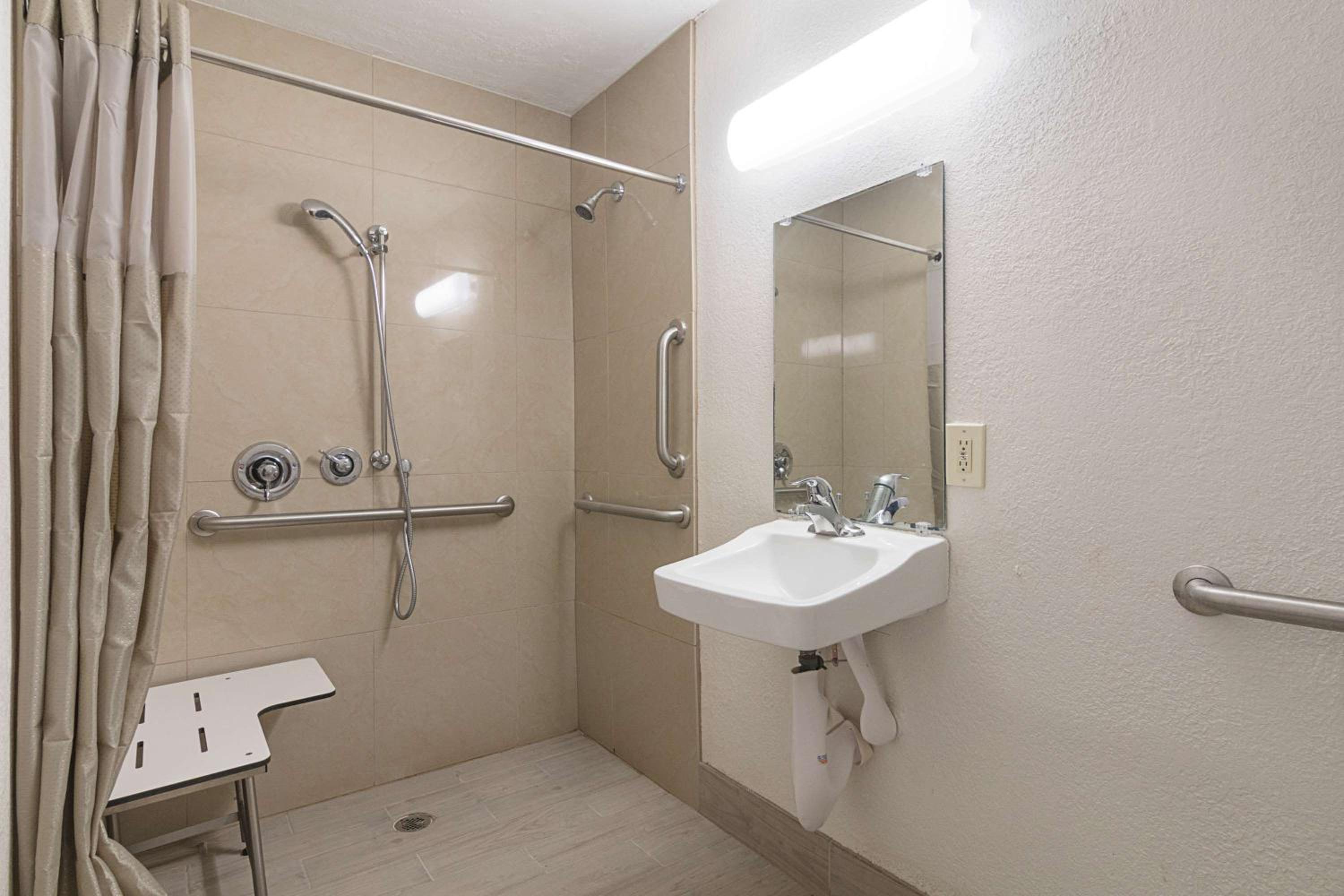 King Room - Disability Access - Non-Smoking - Photo 3