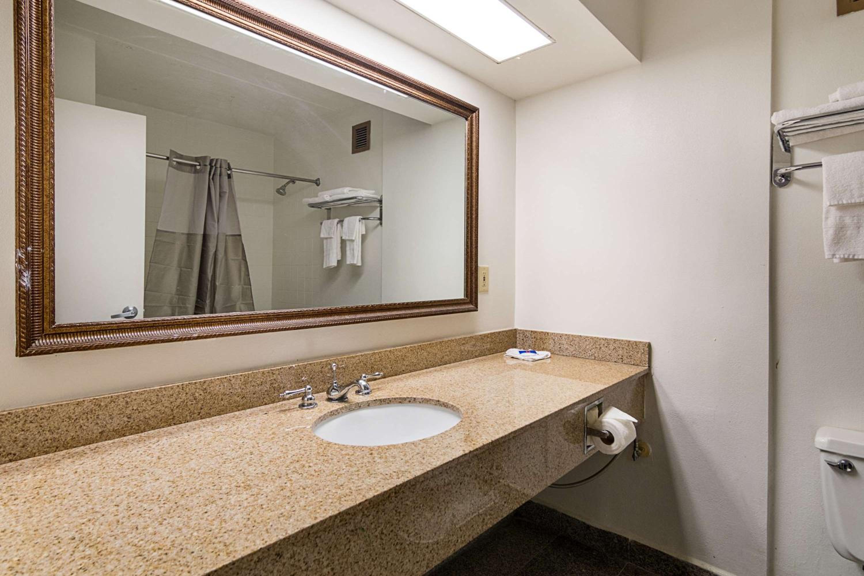 Deluxe King Room - Non-Smoking - Photo 2