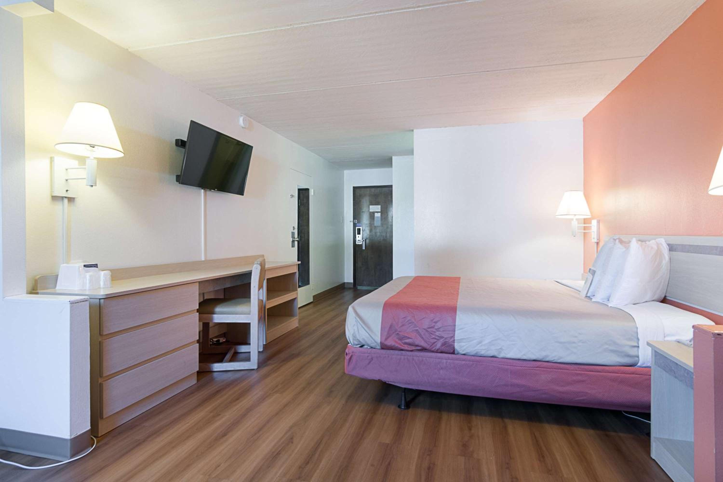 Deluxe King Room - Non-Smoking - Photo 3