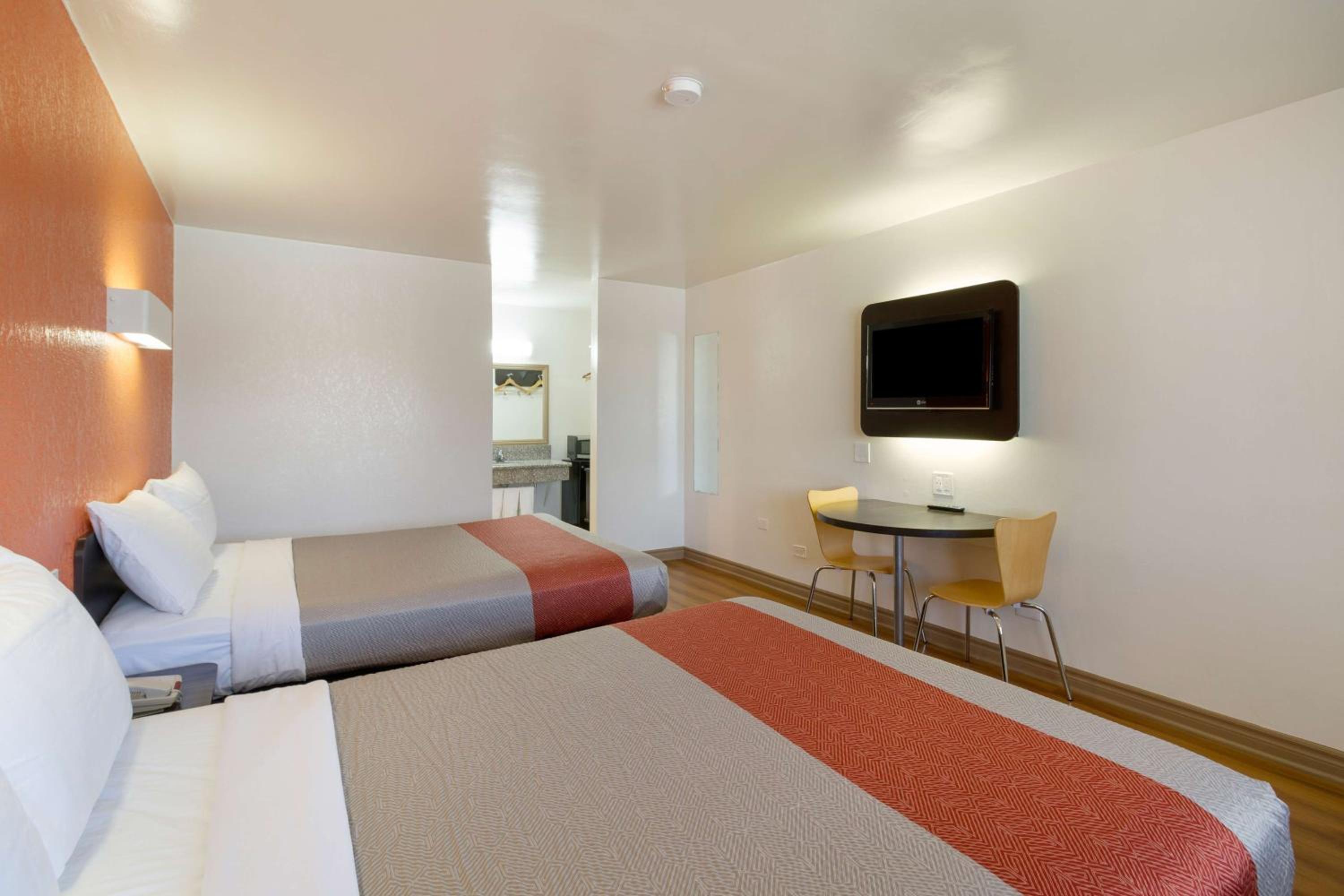 Queen Room with Two Queen Beds - Non-Smoking photo 3