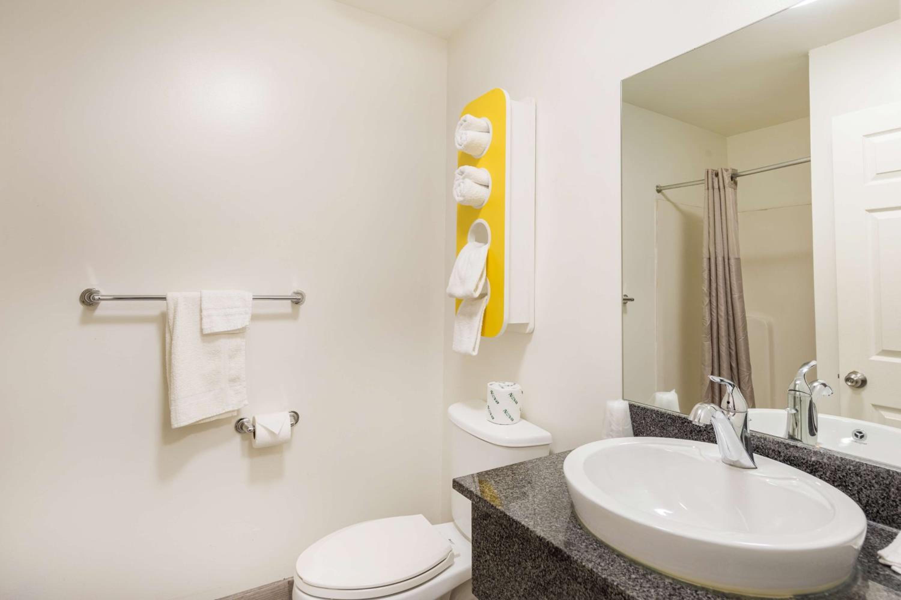 Deluxe King Room - Non-Smoking - Photo 5