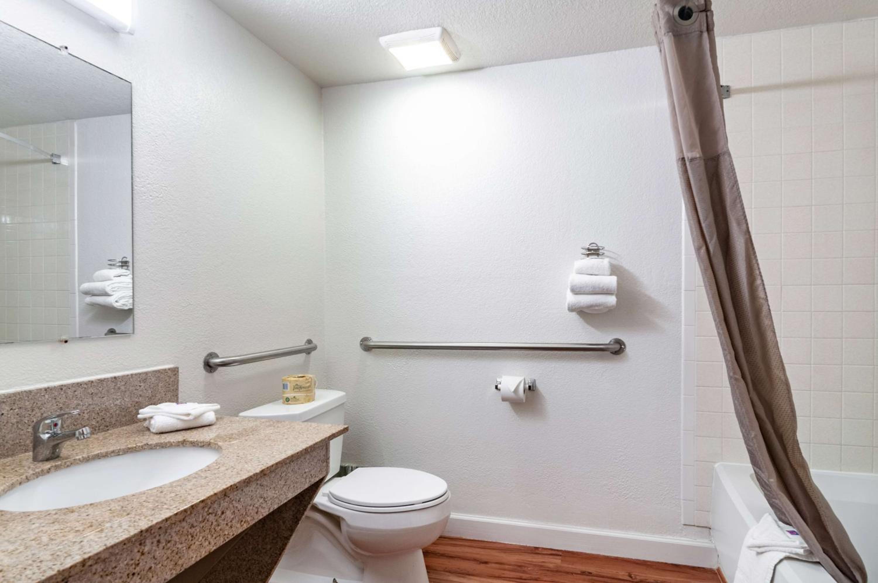 Queen Room - Disability Access - Non-Smoking - Photo 2