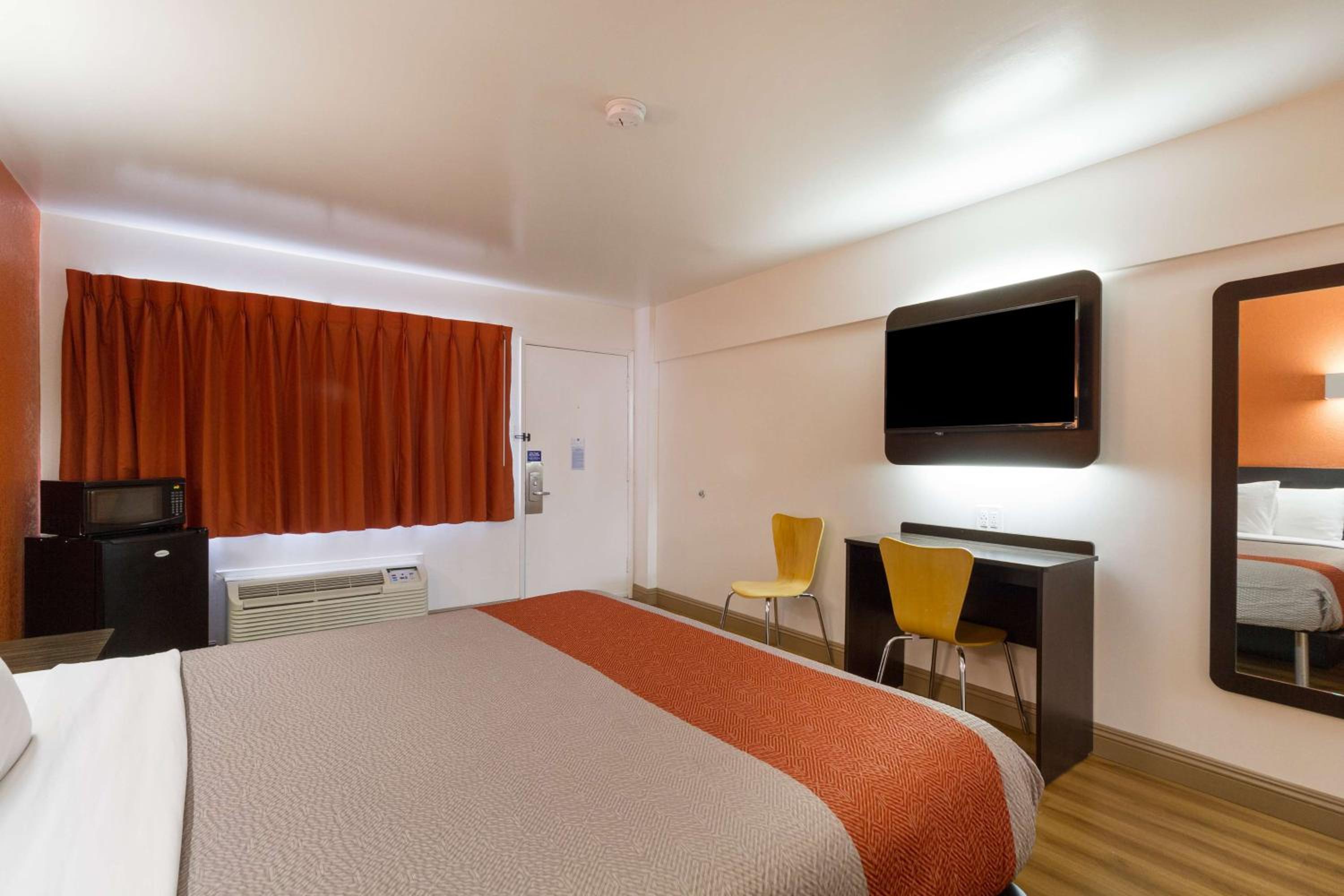 King Room - Non-Smoking photo 3