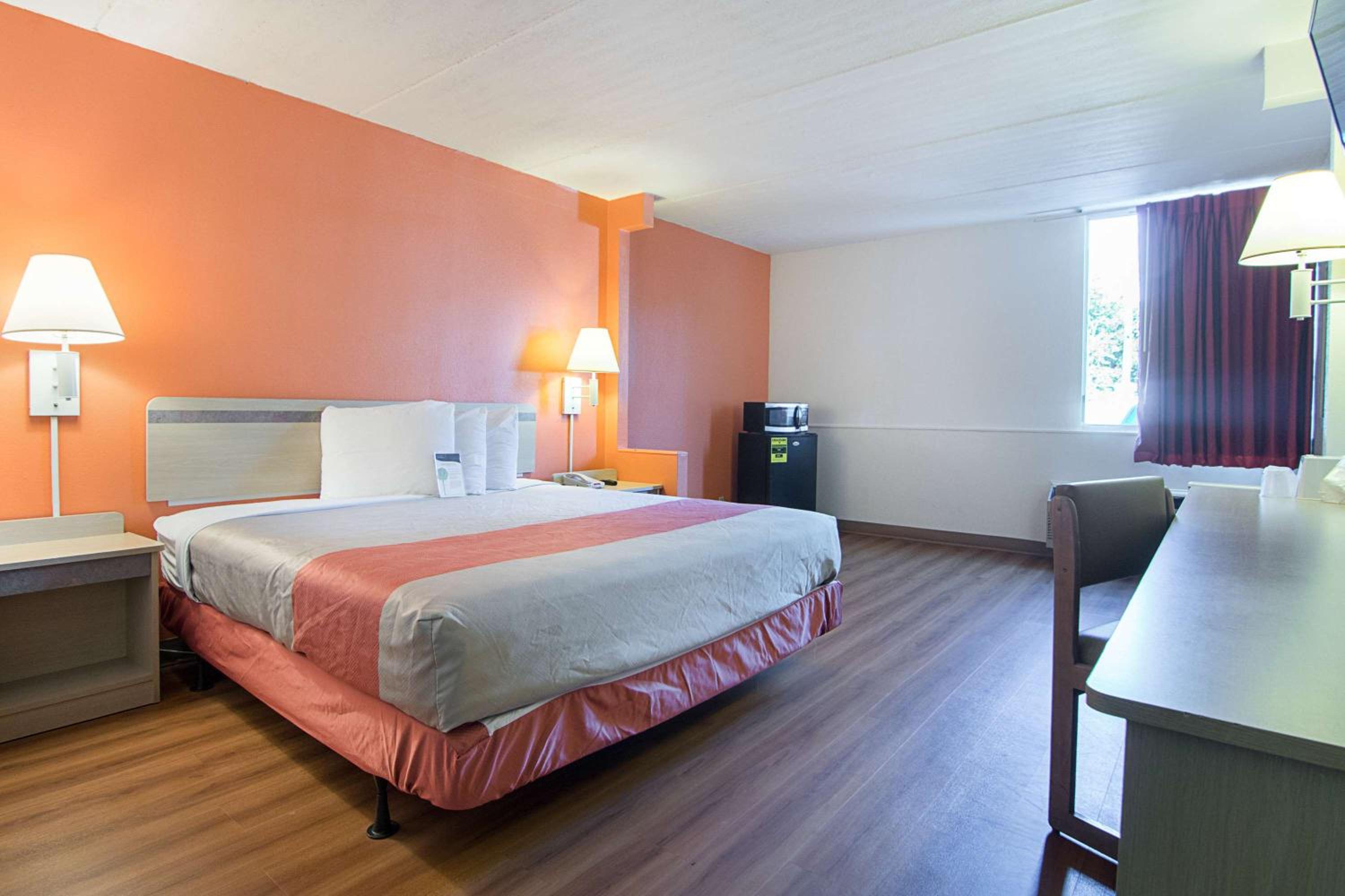 Deluxe King Room - Non-Smoking - Photo 5