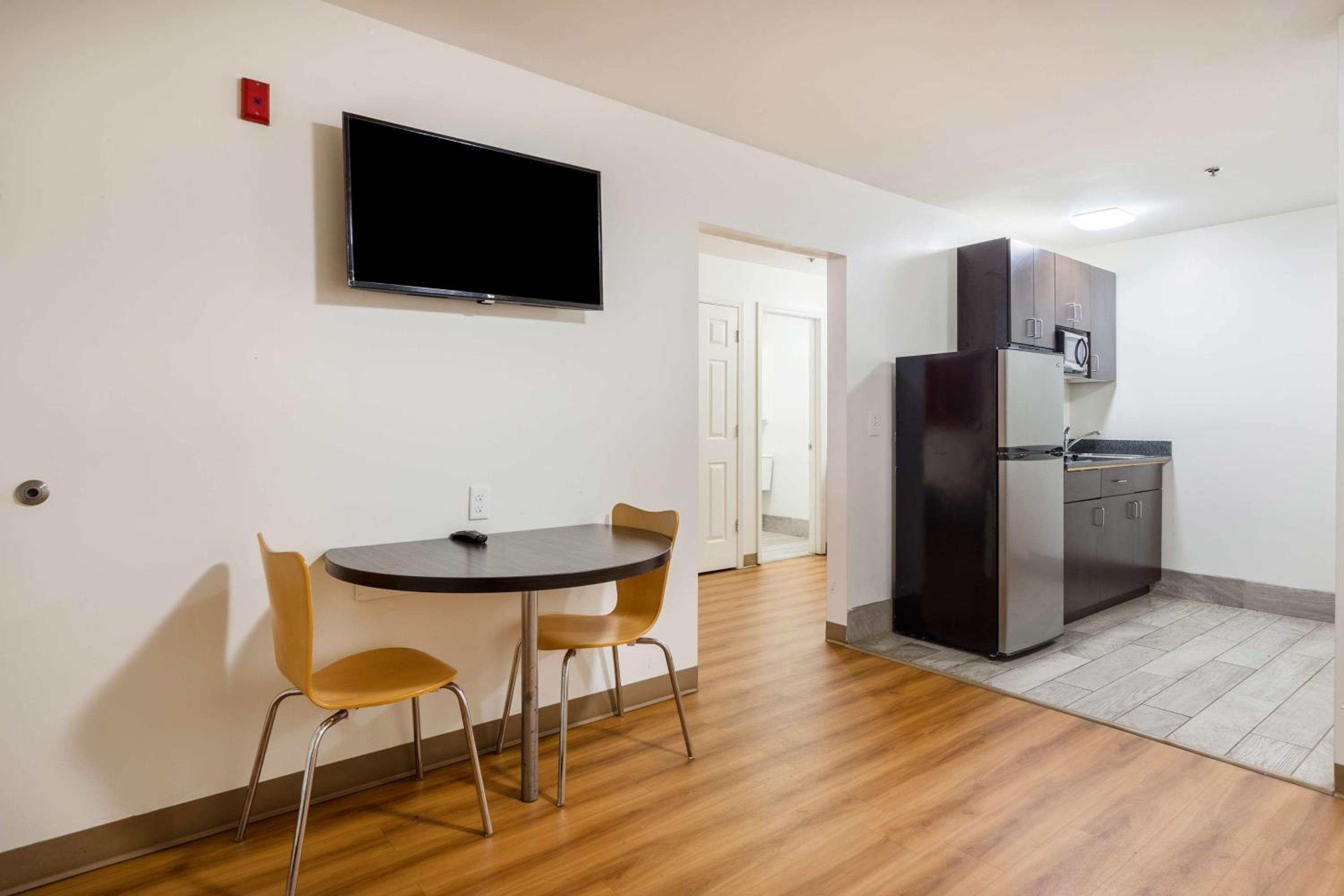 Superior King Room - Non-Smoking - Photo 10