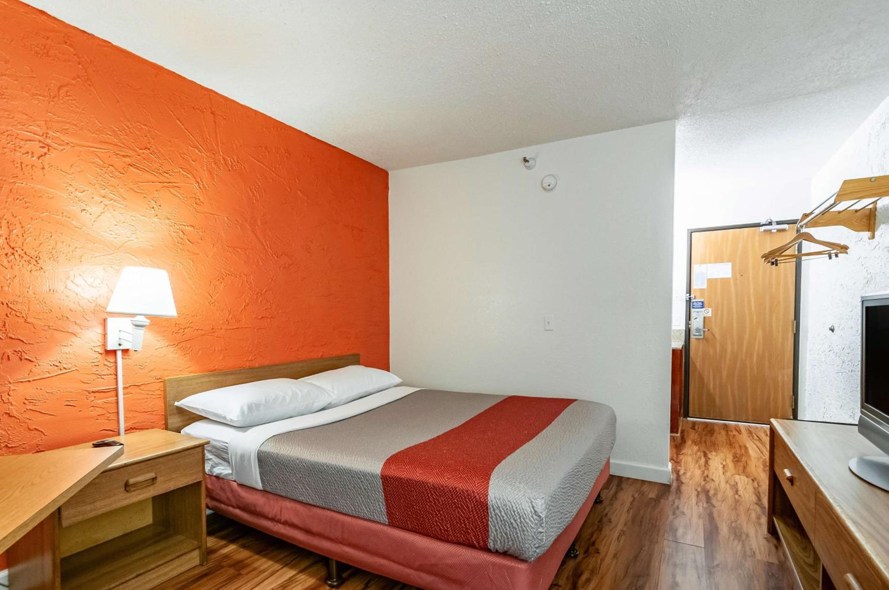 Queen Room - Disability Access - Non-Smoking - Photo 4