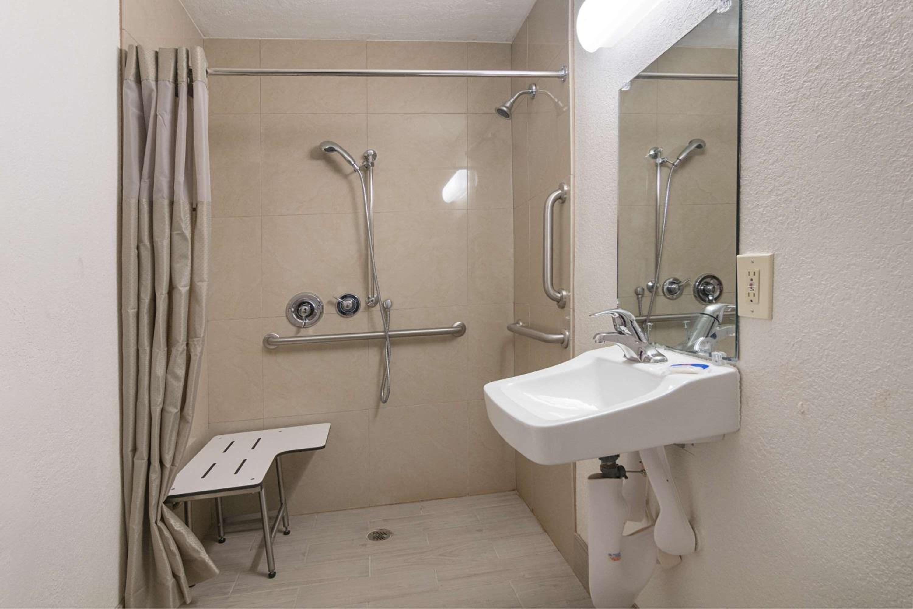 King Room - Disability Access - Non-Smoking - Photo 6