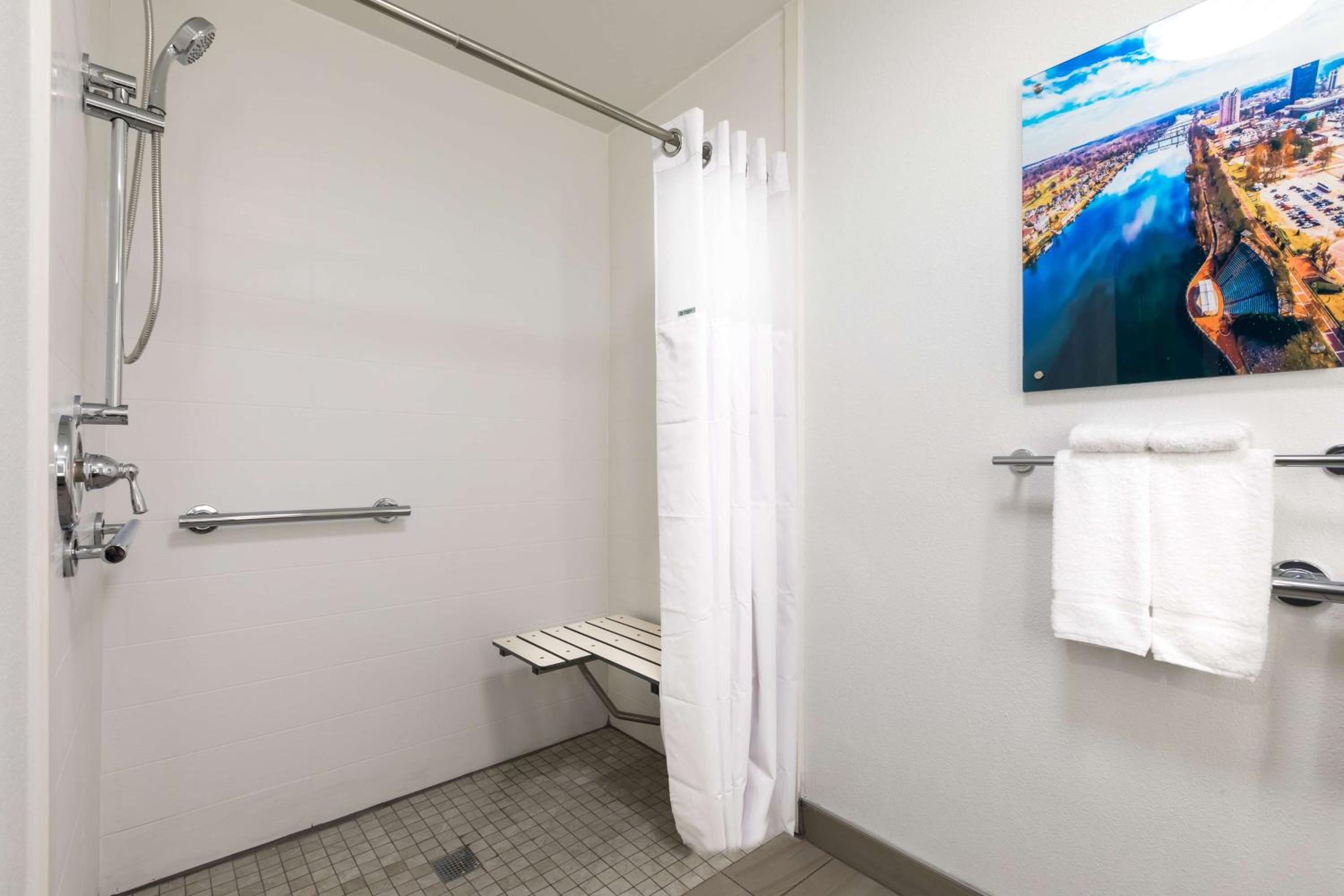 Deluxe King Room - Mobility Access/Non-Smoking - Photo 3