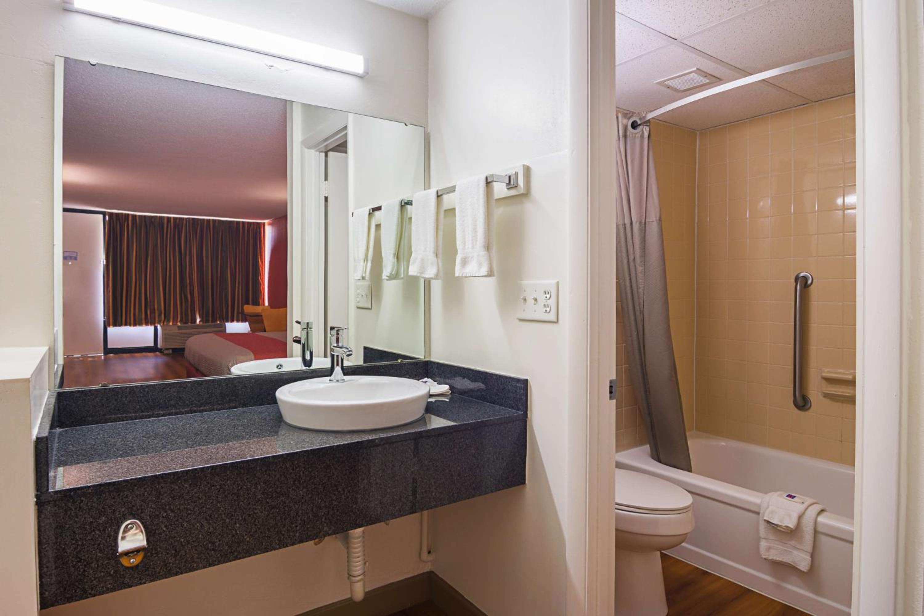 Deluxe Queen Room with Two Queen Beds - Non-Smoking - Photo 3