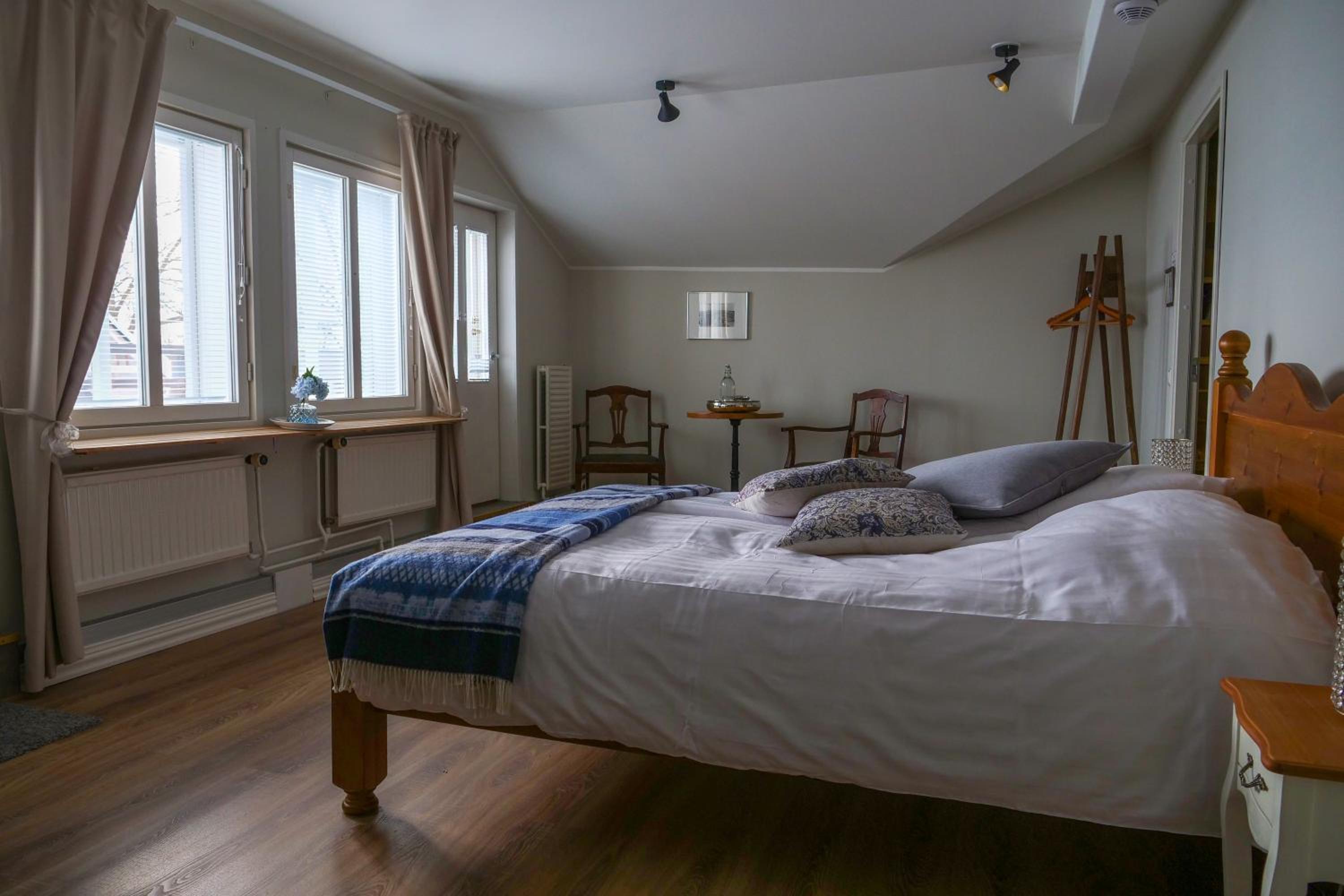 Double Room with Balcony - Photo 3