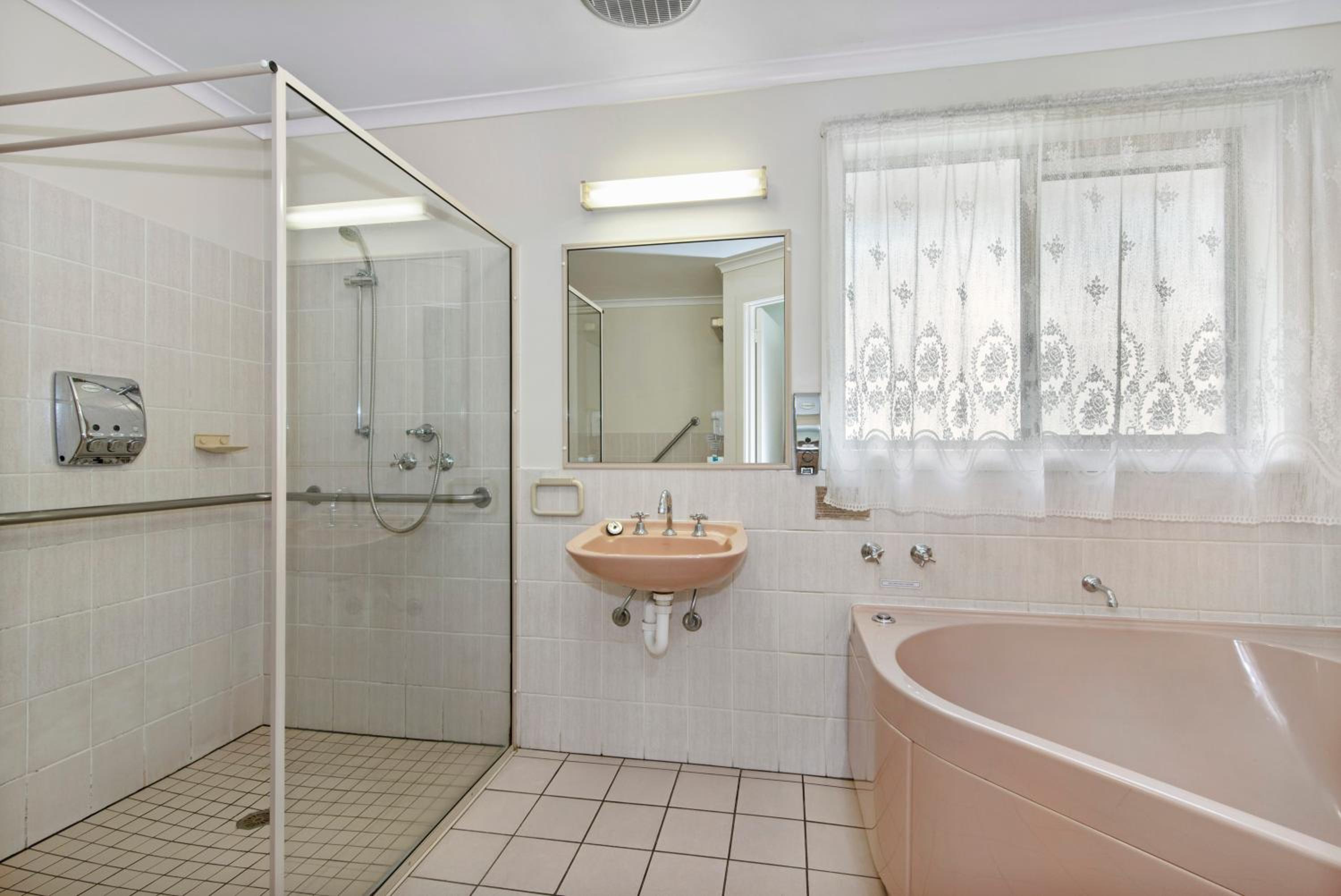 Standard Queen Room - Disability Access photo 3
