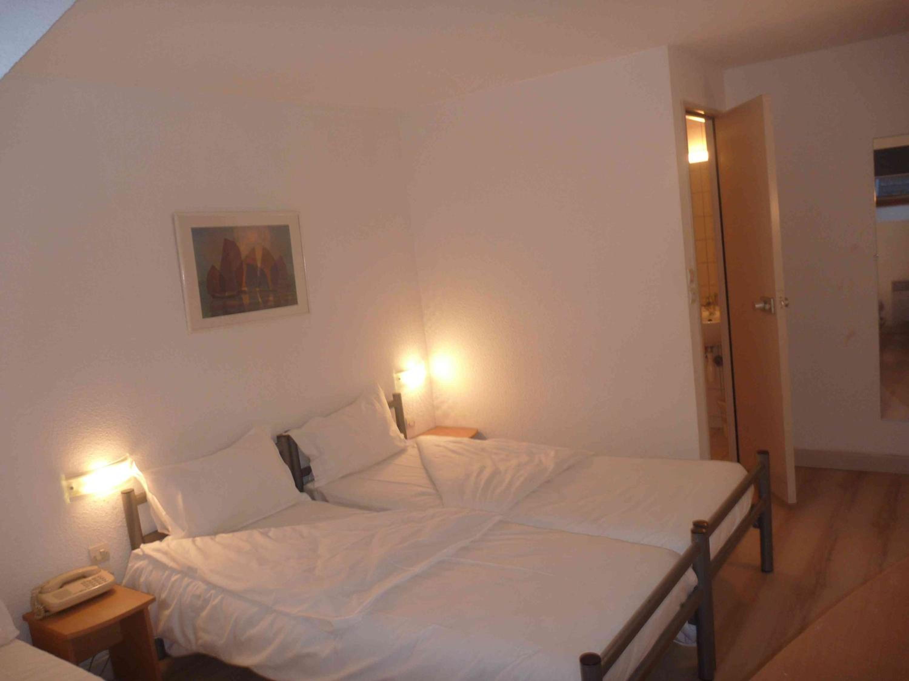 Triple Room with 3 Single Beds - Photo 4