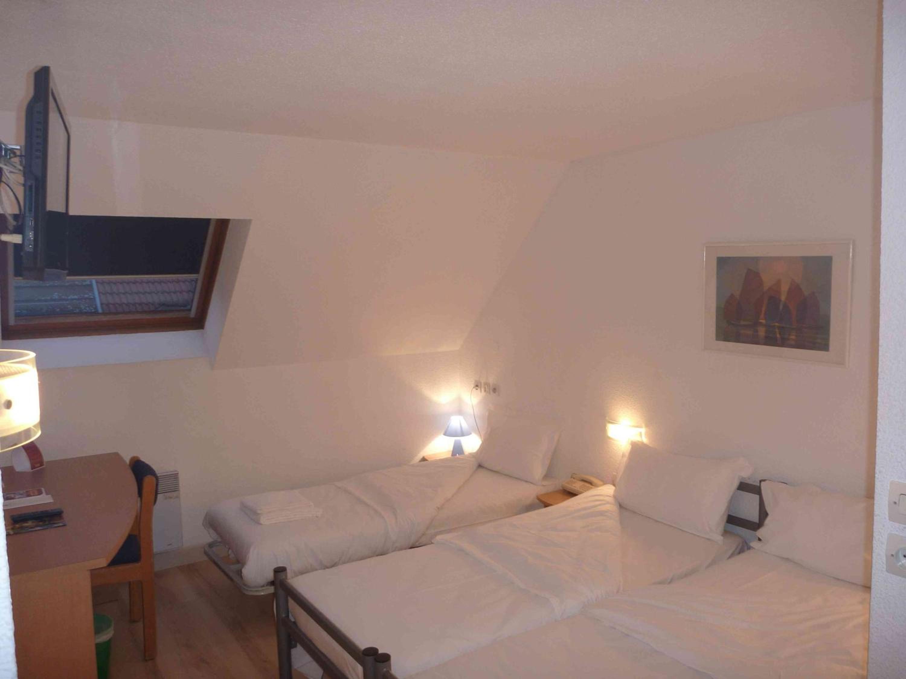 Triple Room with 3 Single Beds - Photo 3
