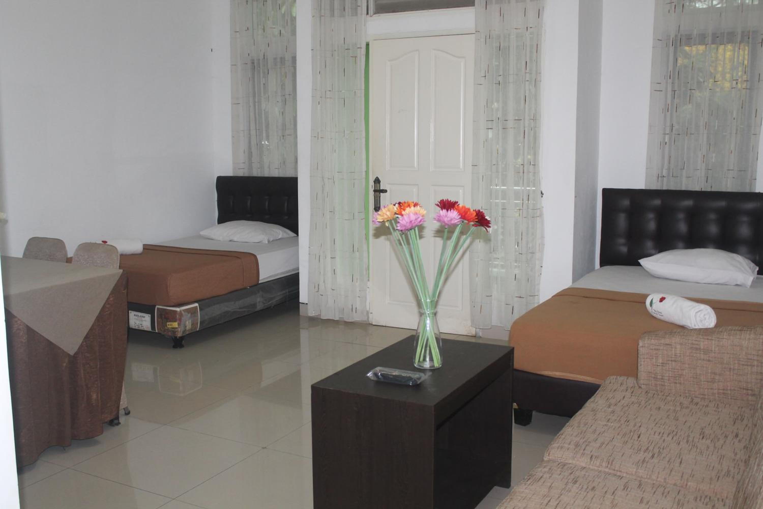Orchid Family Room photo 1