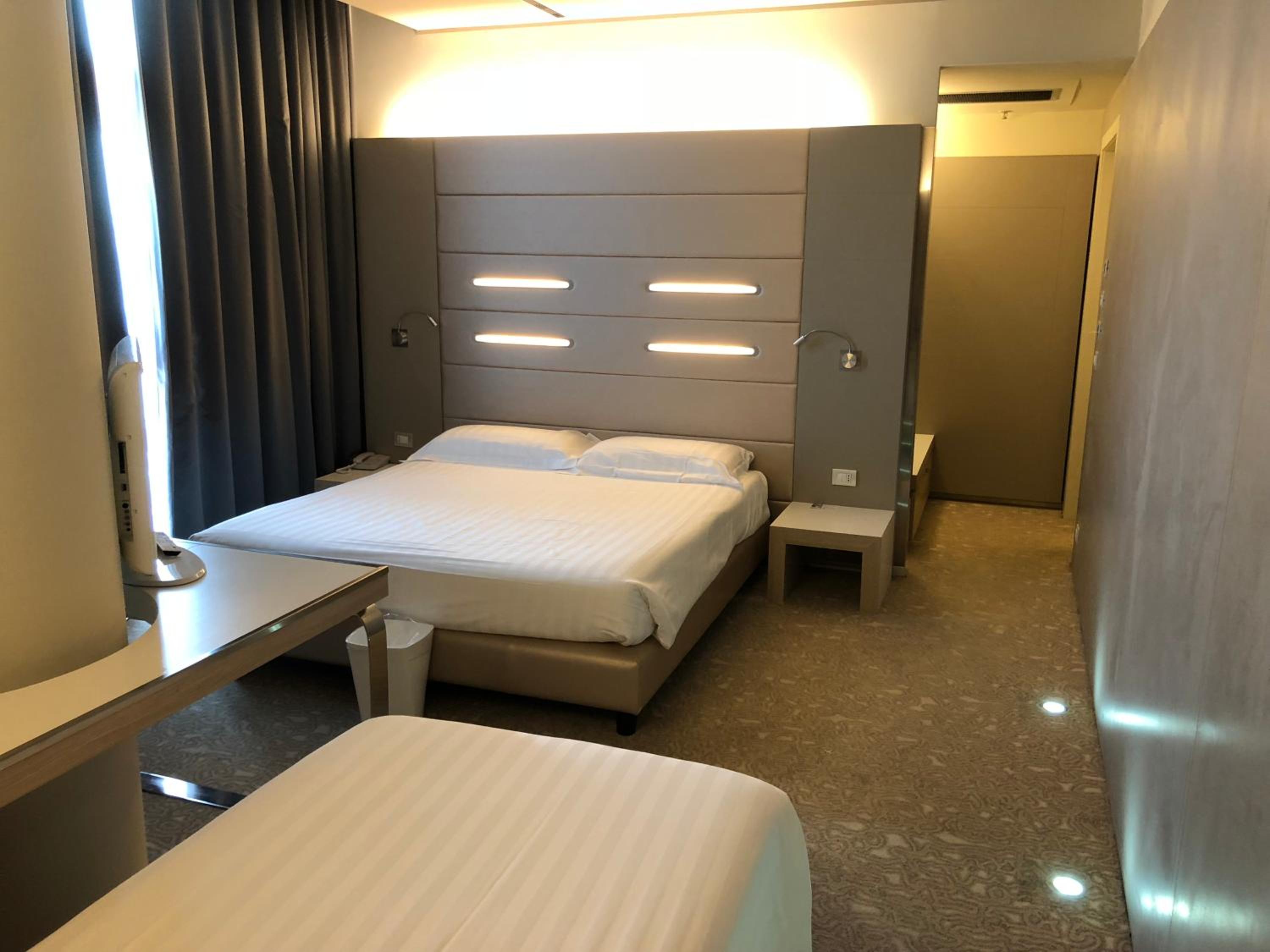 Comfort Queen Room with Extra Single Bed - Photo 13