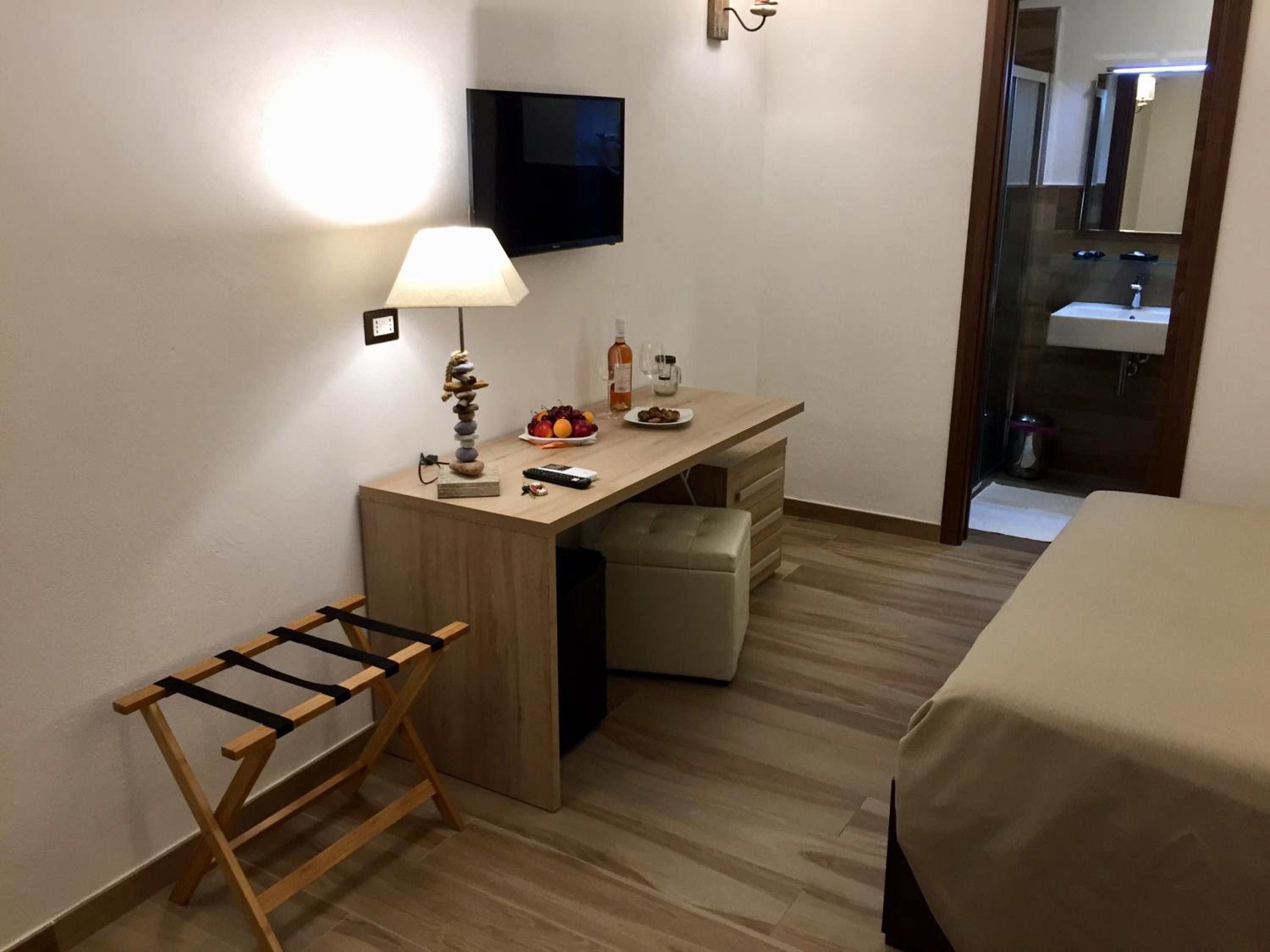 Deluxe Double Room - Photo 16