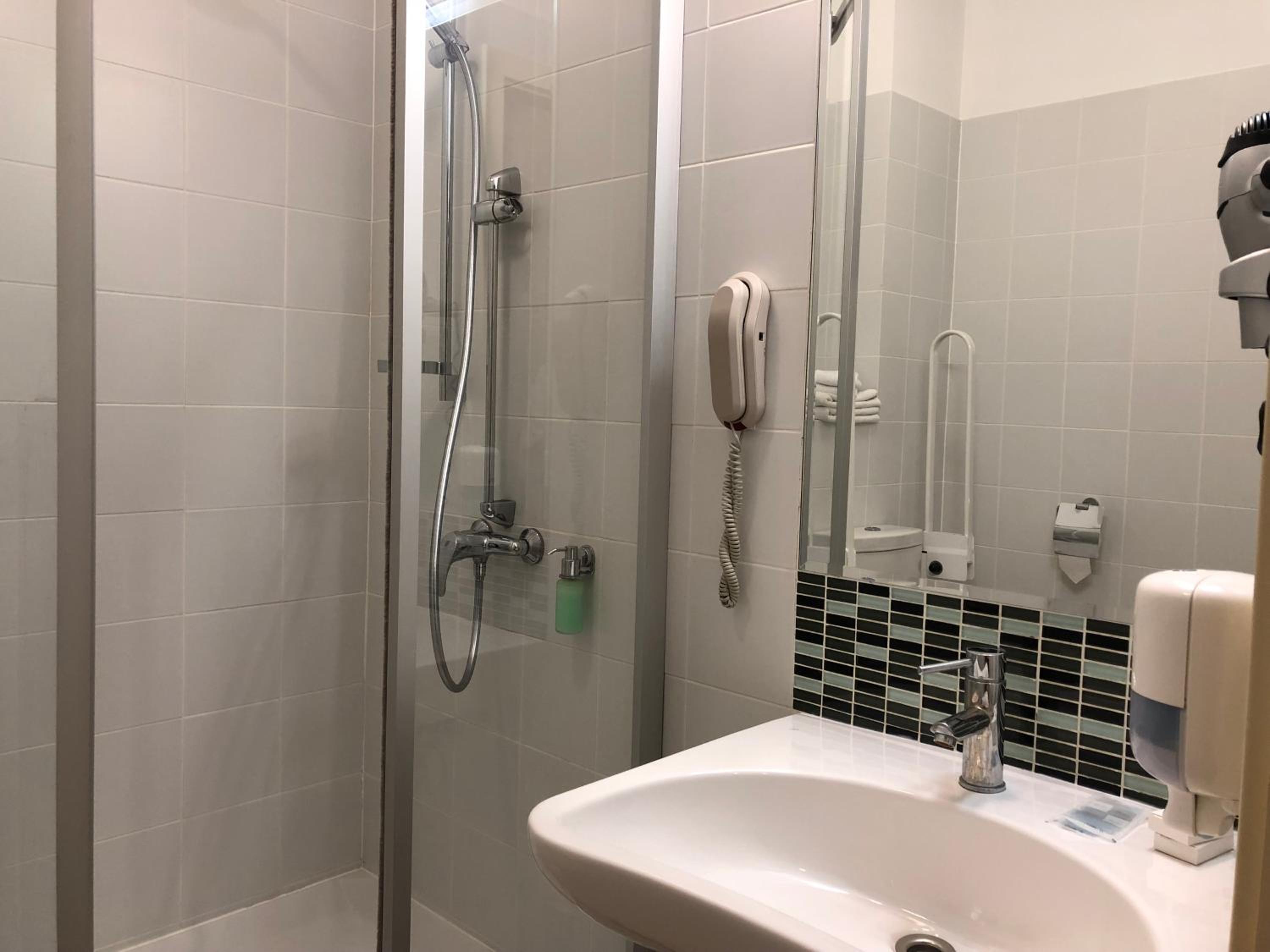 Standard Double or Twin Room with Balcony - Photo 5