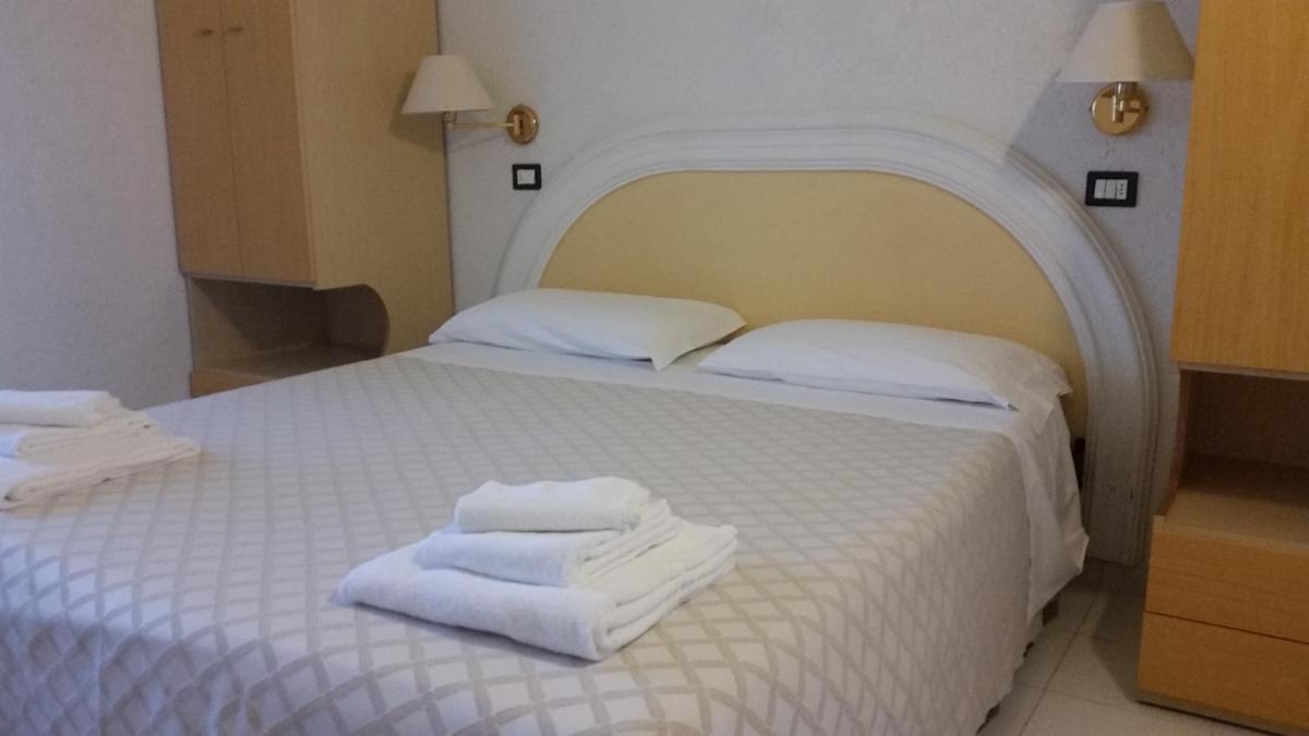 Double or Twin Room with Sea View photo 1