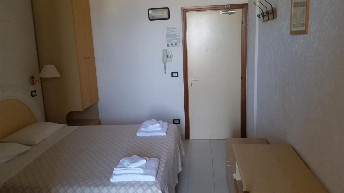 Double or Twin Room with Sea View photo 3