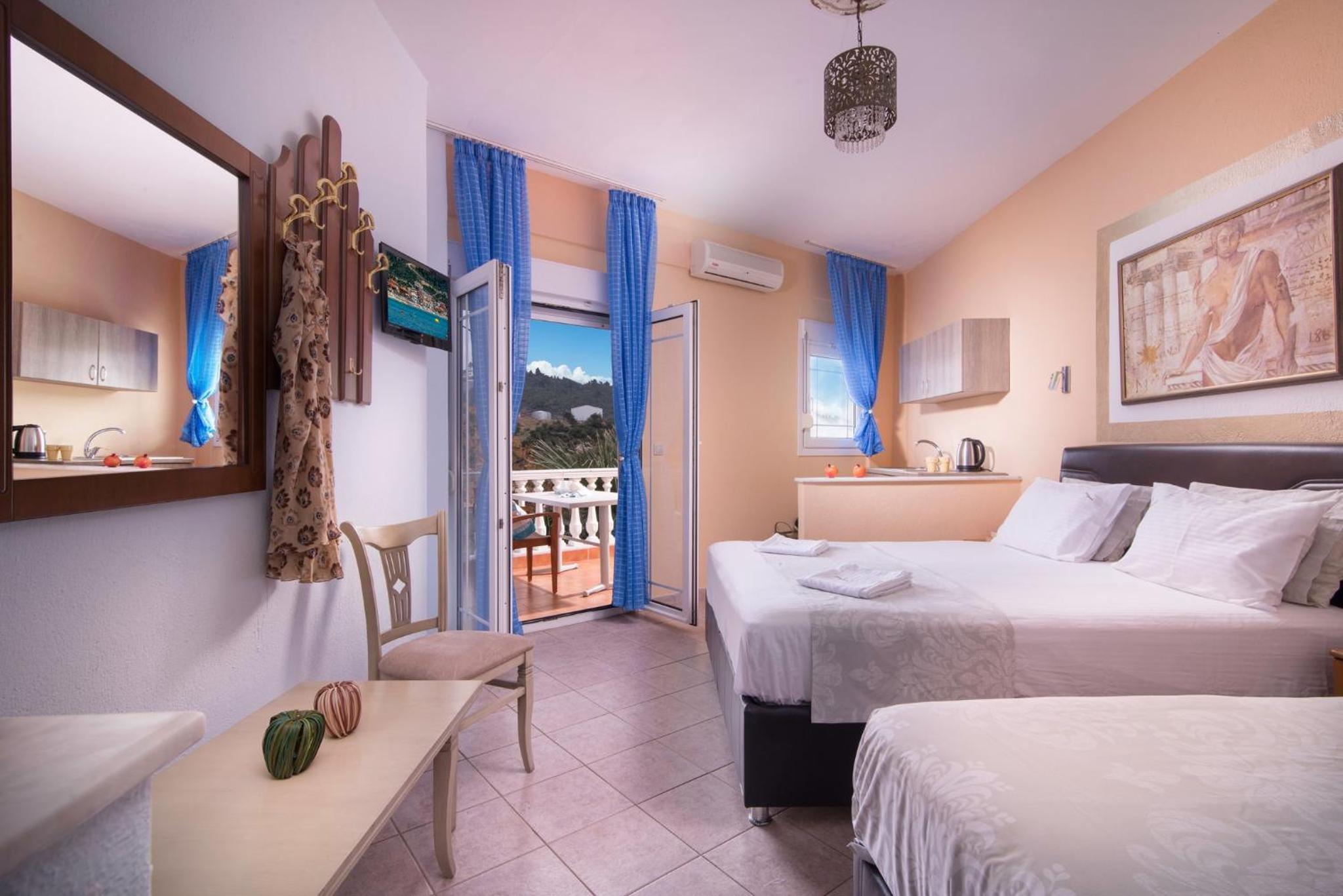 Deluxe Triple Room with Lateral Sea View photo 1