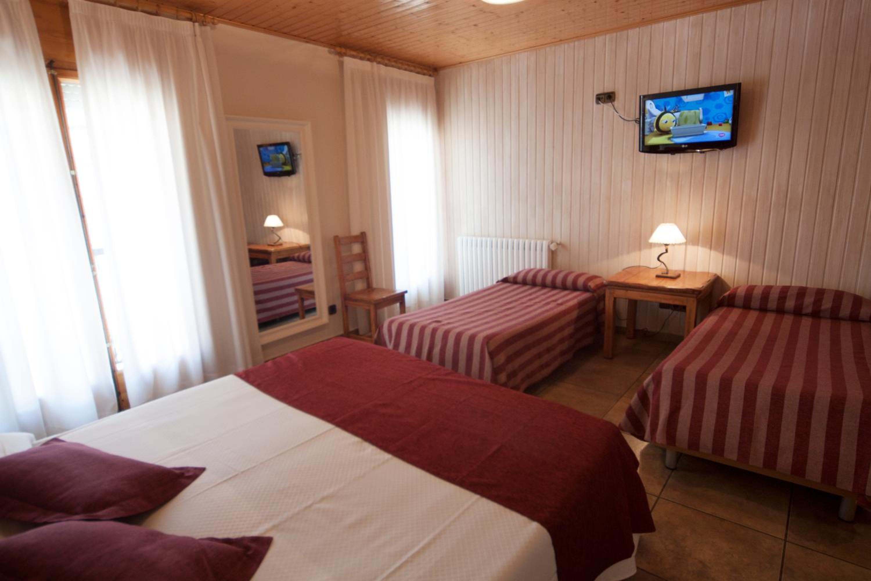 Quadruple Room (2 Adults + 2 Children) photo 3