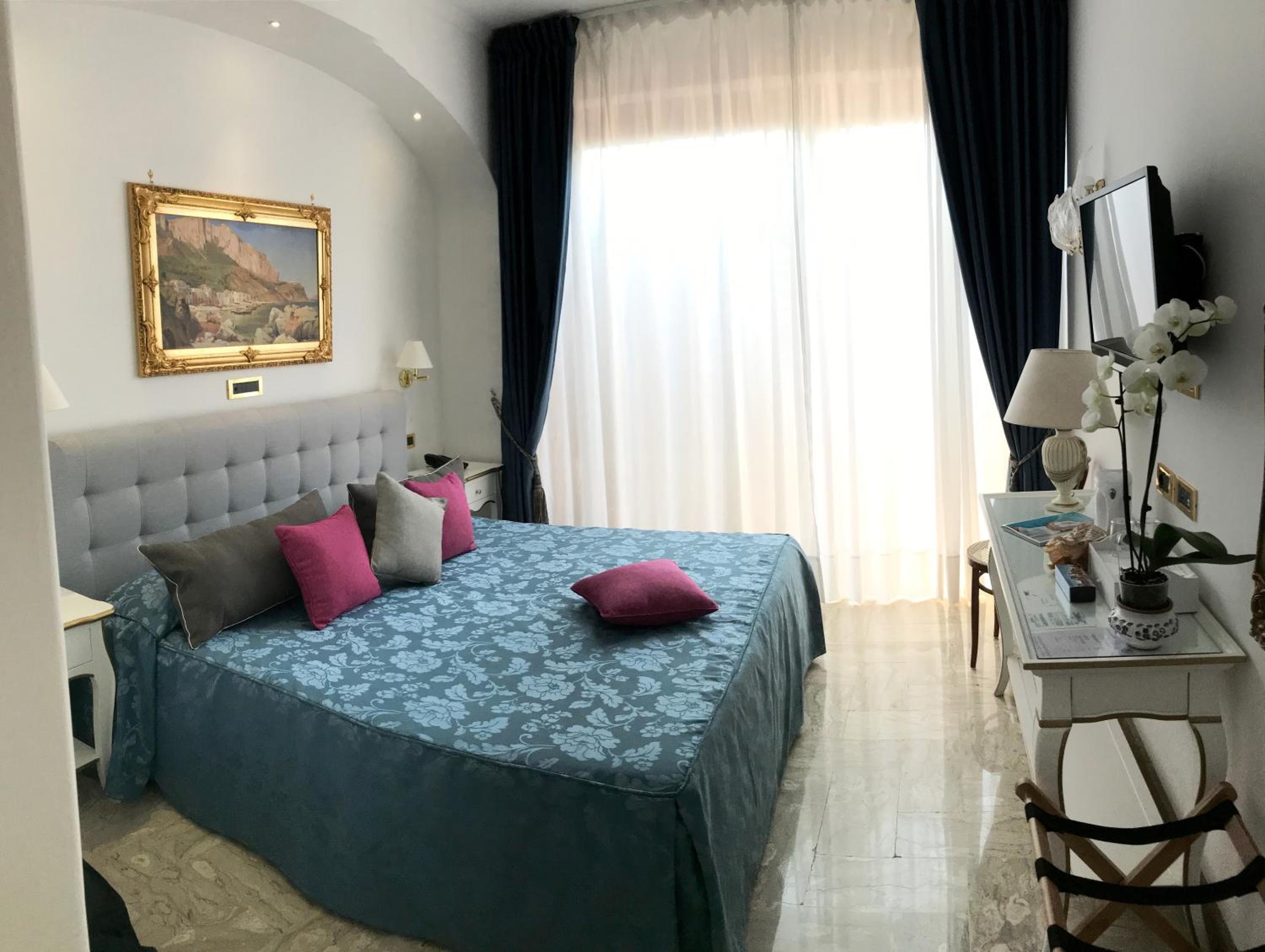 Deluxe Room - Photo 1