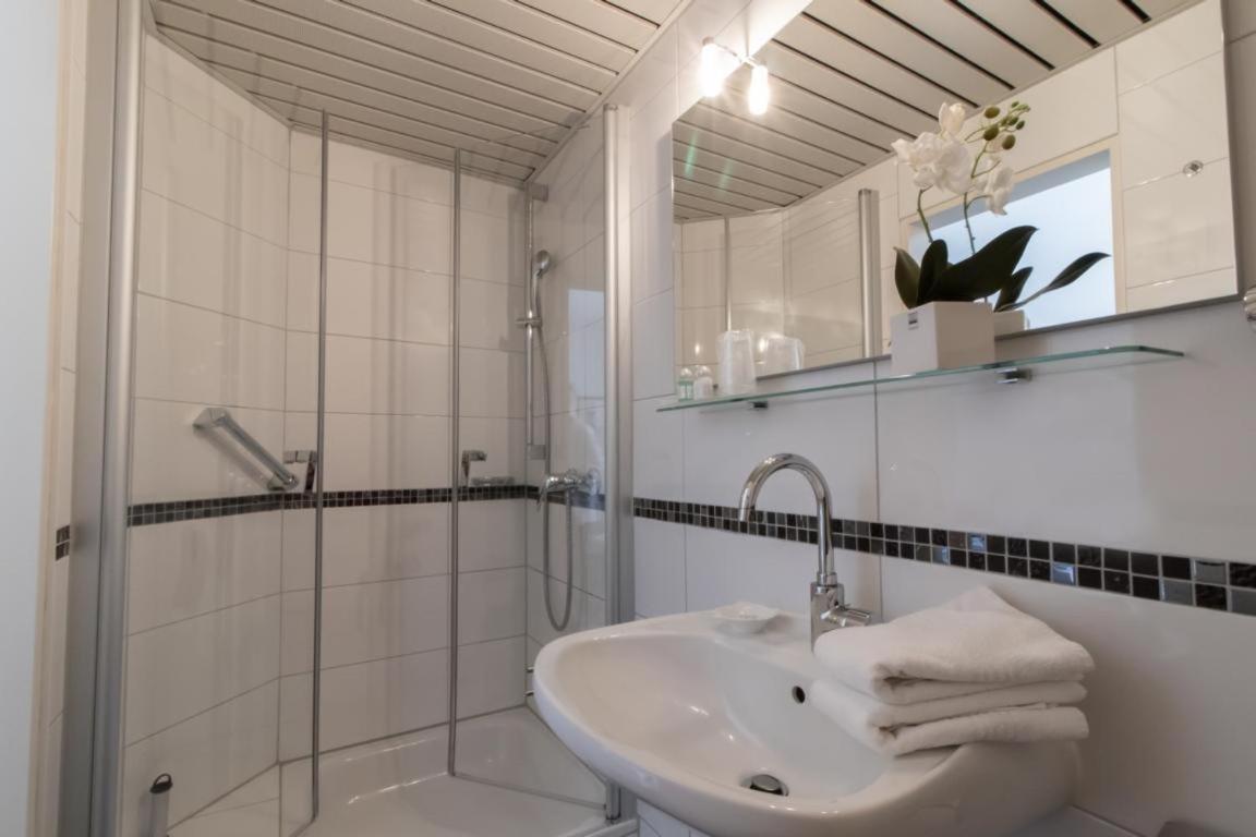 Standard Single Room thumbnail 6