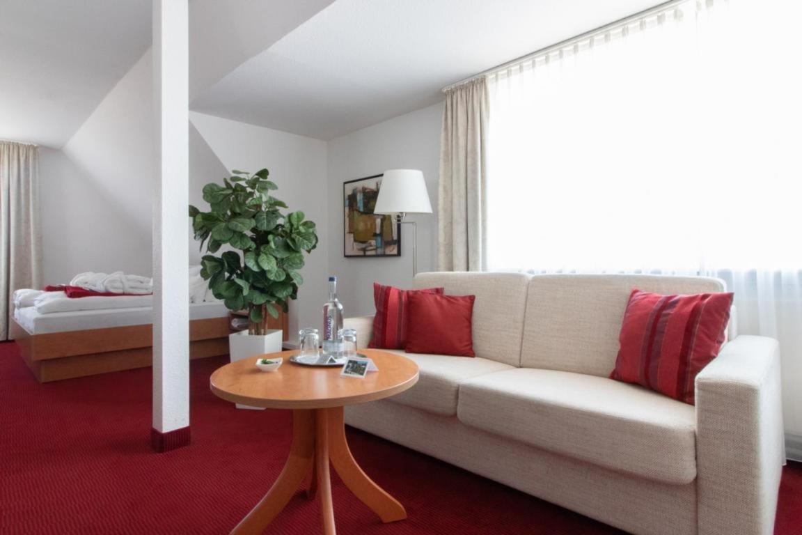 Standard Double Room thumbnail 5