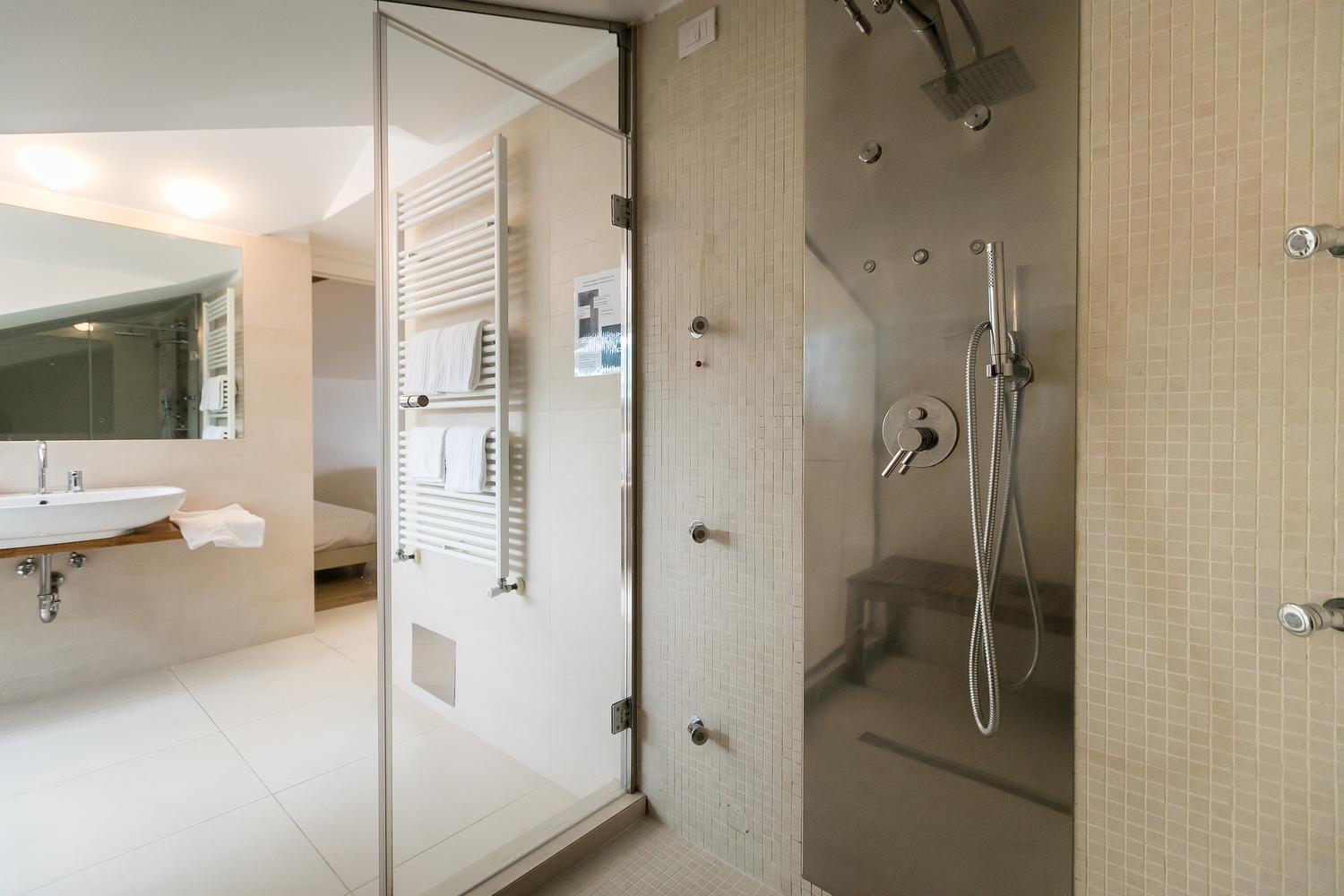 Junior Suite with Balcony - Photo 6