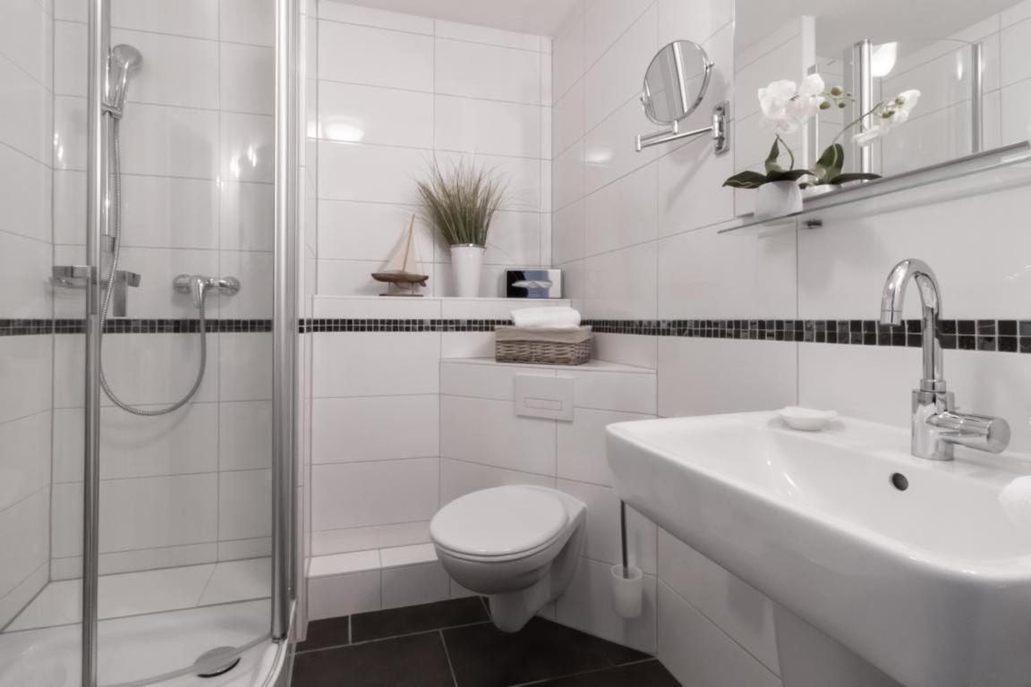 Standard Double Room thumbnail 6