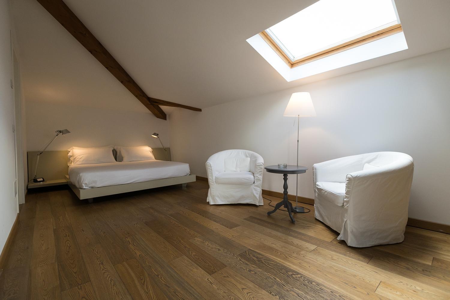 Junior Suite with Balcony - Photo 11