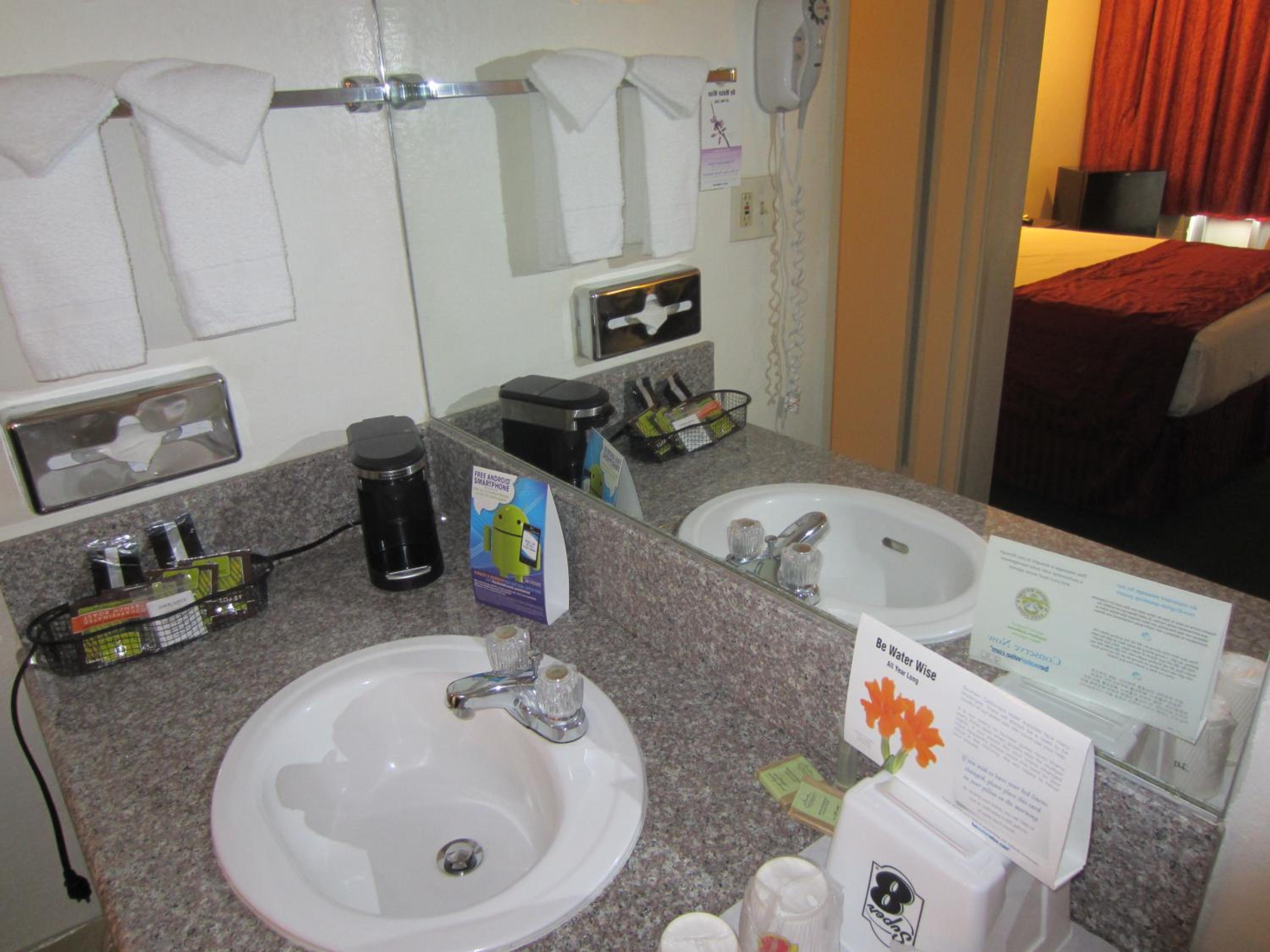 Queen Room with Two Queen Beds - Non-Smoking - Photo 6